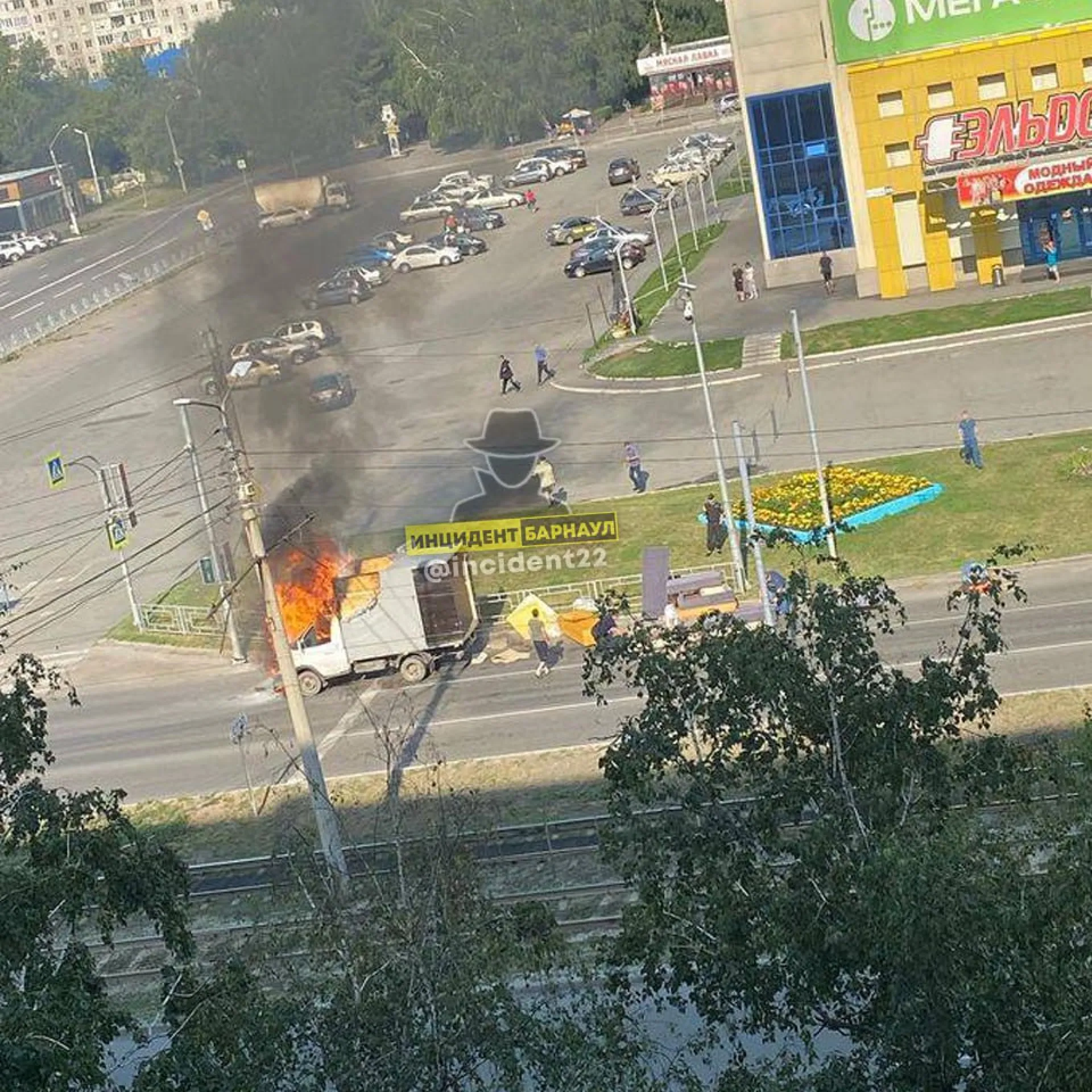 Автомобиль загорелся на одной из улиц Барнаула Автомобиль загорелся на одной из улиц Барнаула