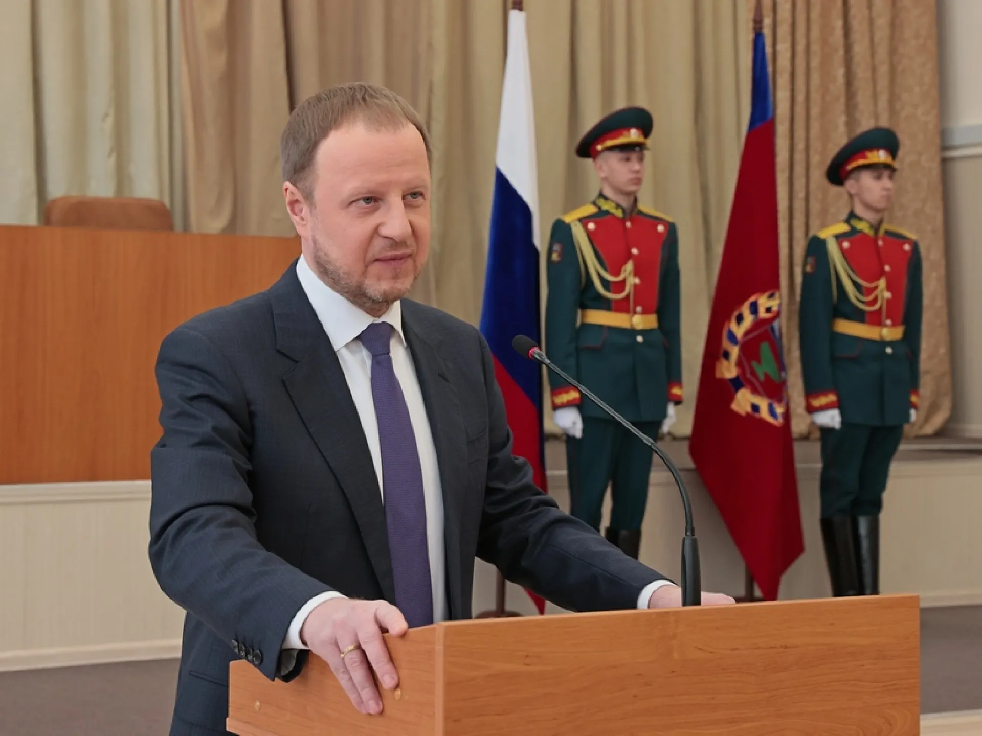 Губернатор Виктор Томенко вручил жителям Алтайского края государственные и краевые награды
