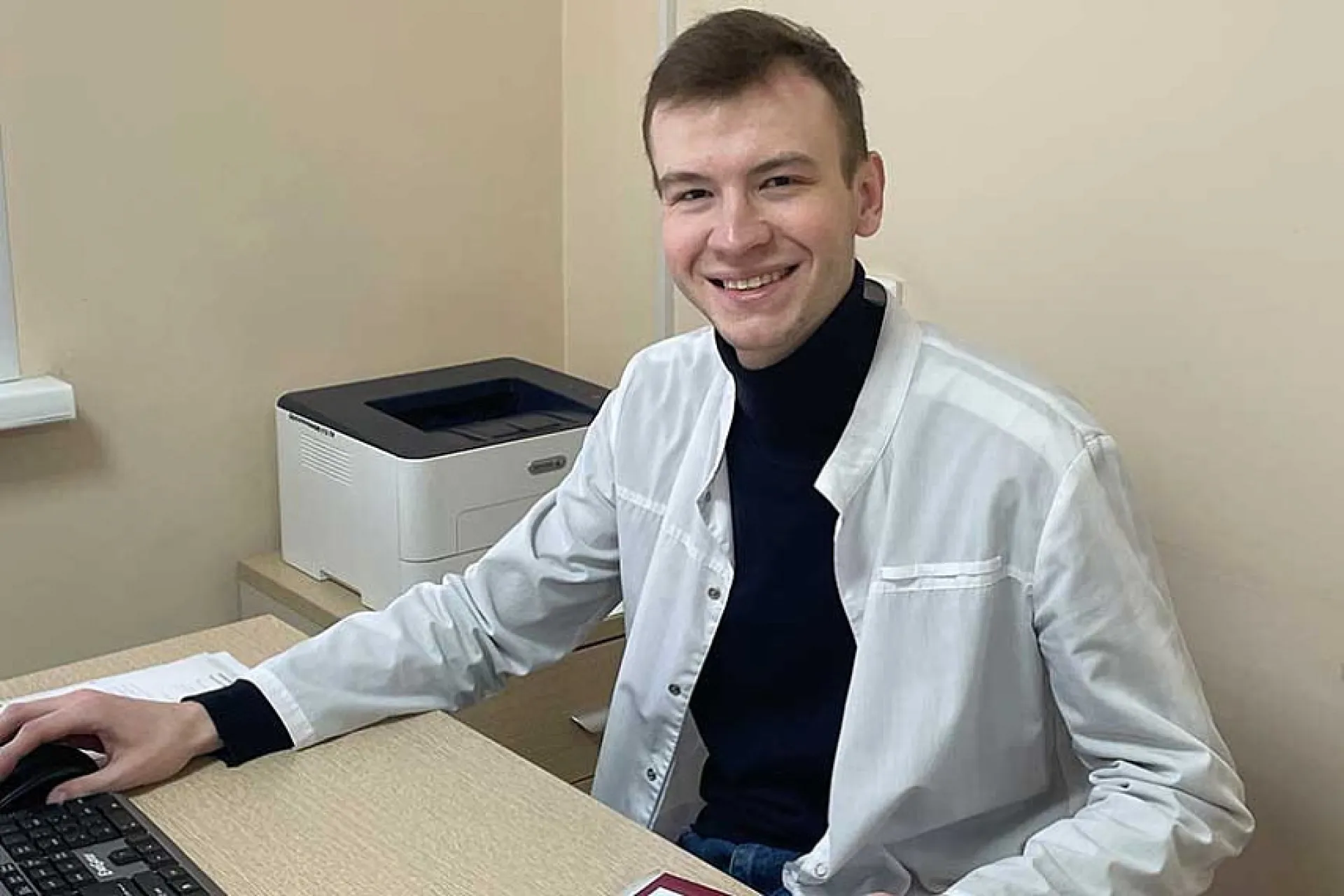 Молодой специалист лечит маленьких пациентов в районной больнице Рубцовска 