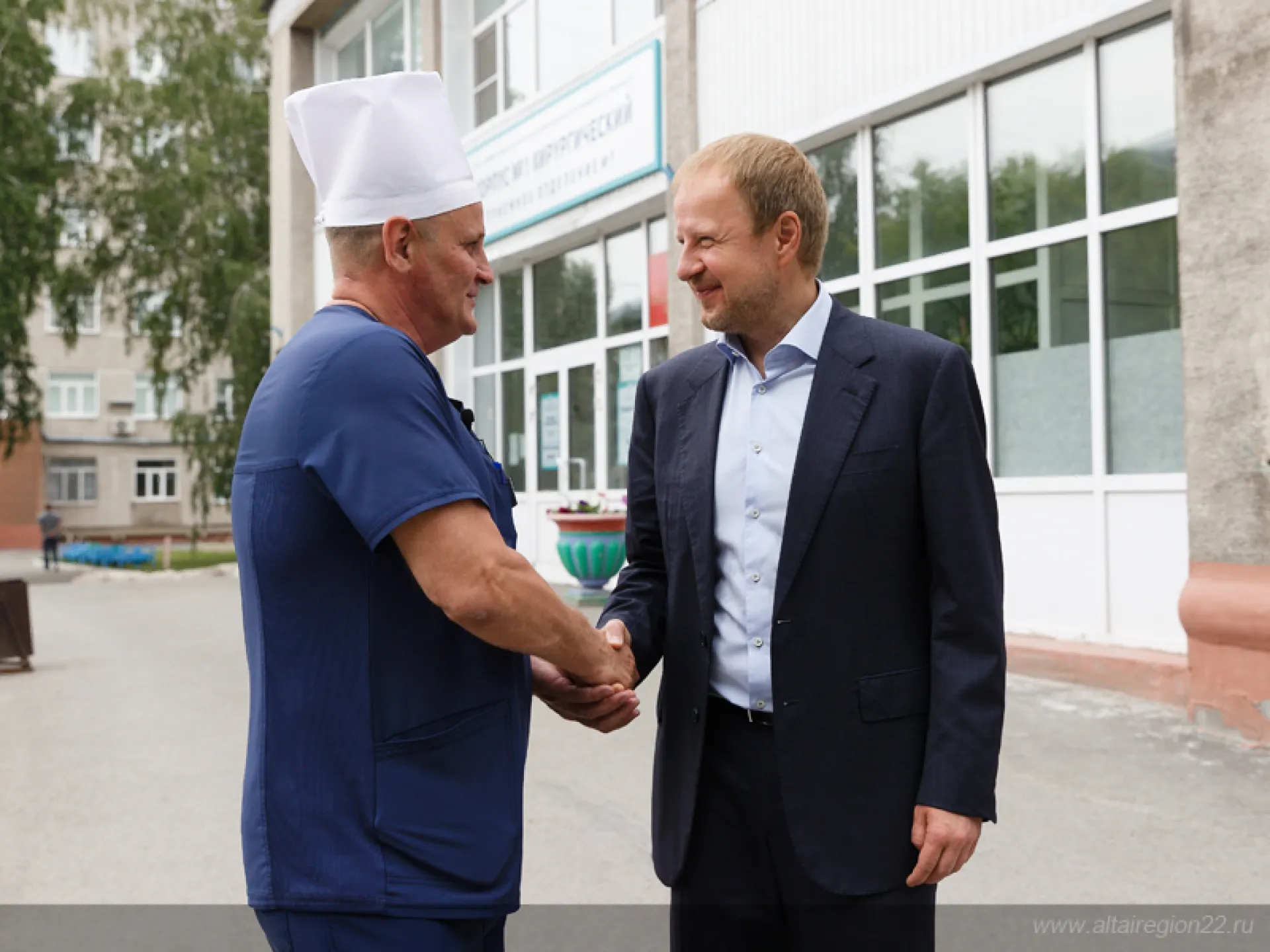 Виктор Томенко сообщил о новых выплатах медикам в Алтайском крае