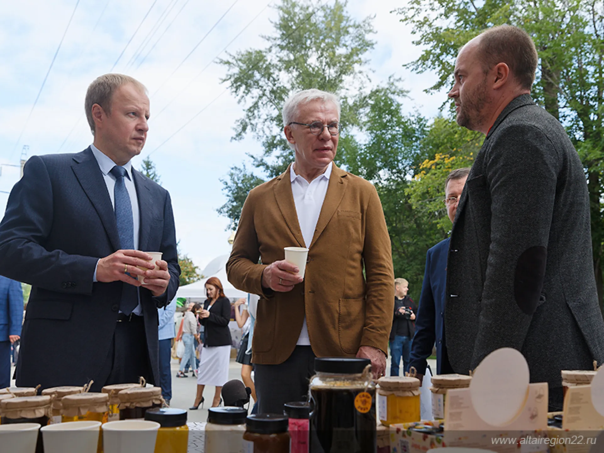 Губернатор Томенко вместе с Фетисовым  угостились алтайскими продуктами