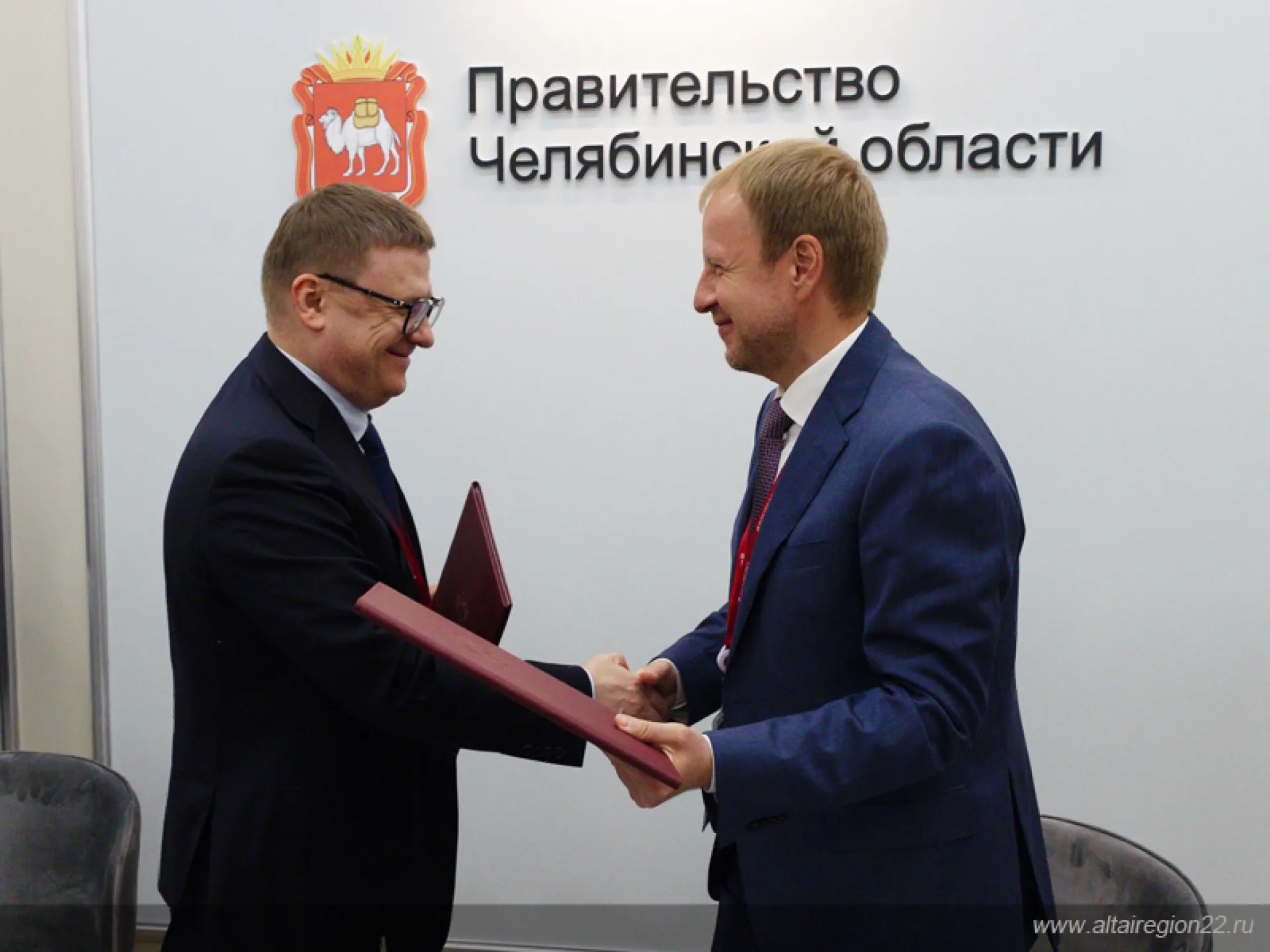 Виктор Томенко подписал план мероприятий до 2026 года по развитию сотрудничества с Челябинской областью