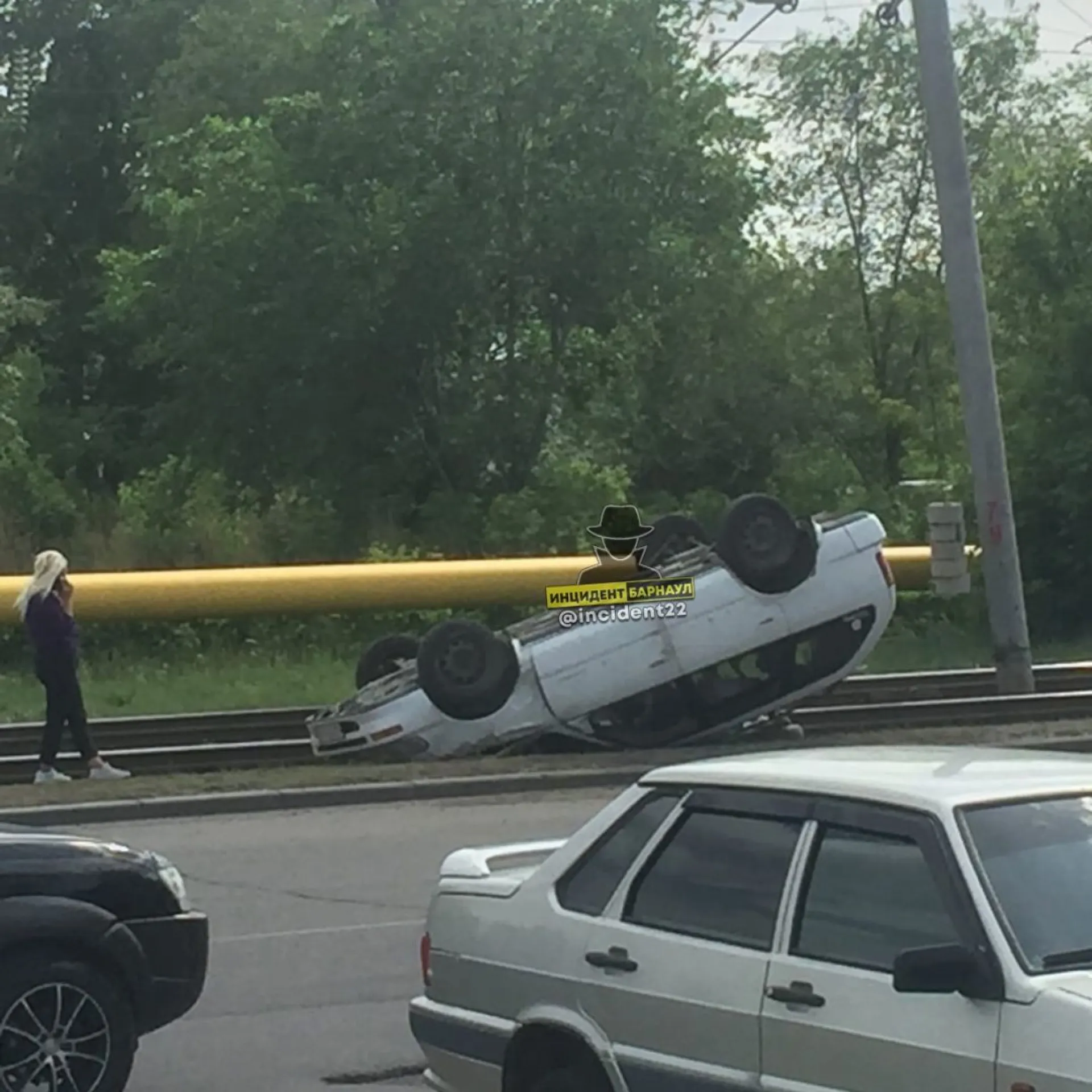 Автомобиль опрокинулся на крышу в Барнауле