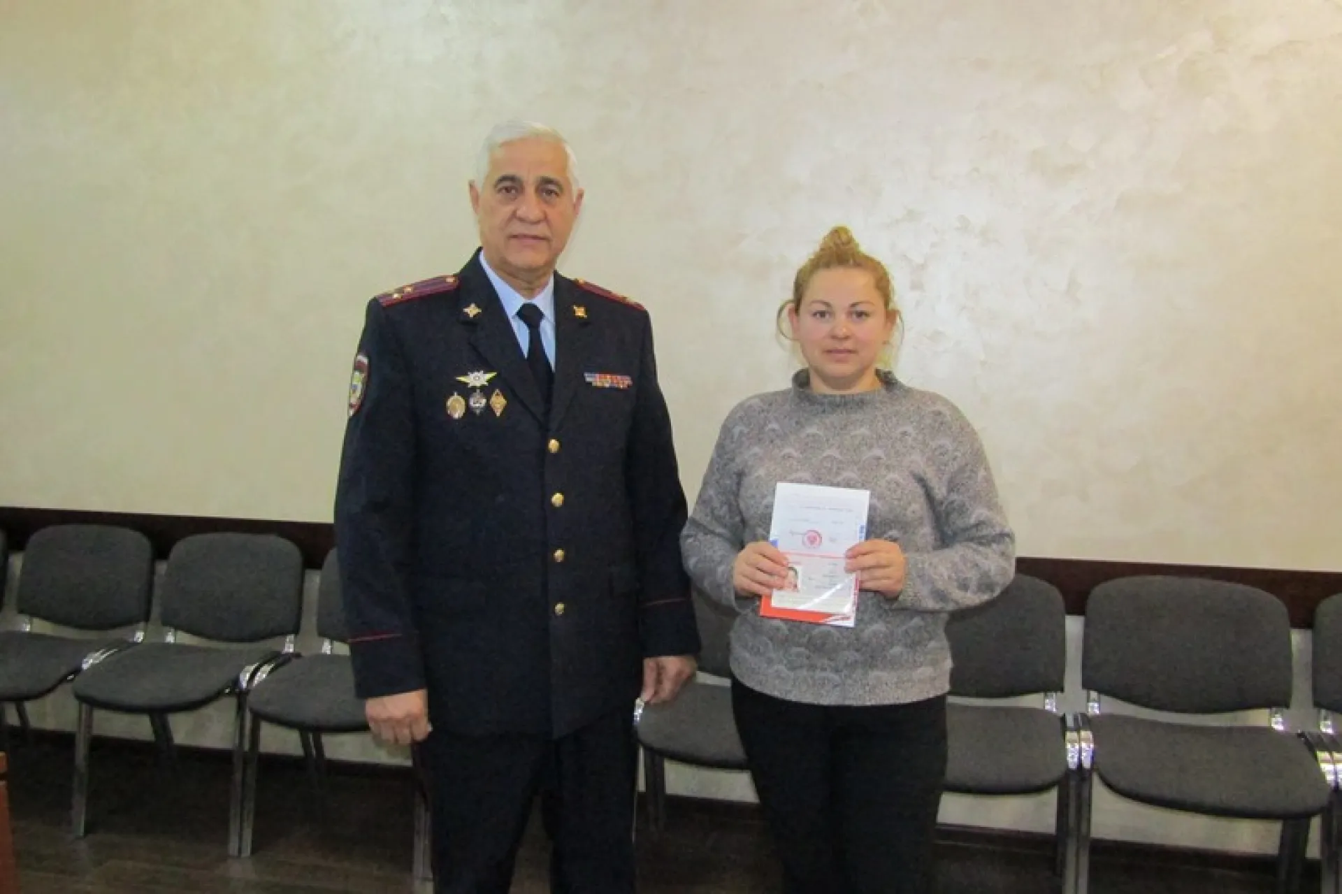 Жителям ЛНР и Херсонской области вручили паспорта граждан Российской Федерации в Алтайском крае