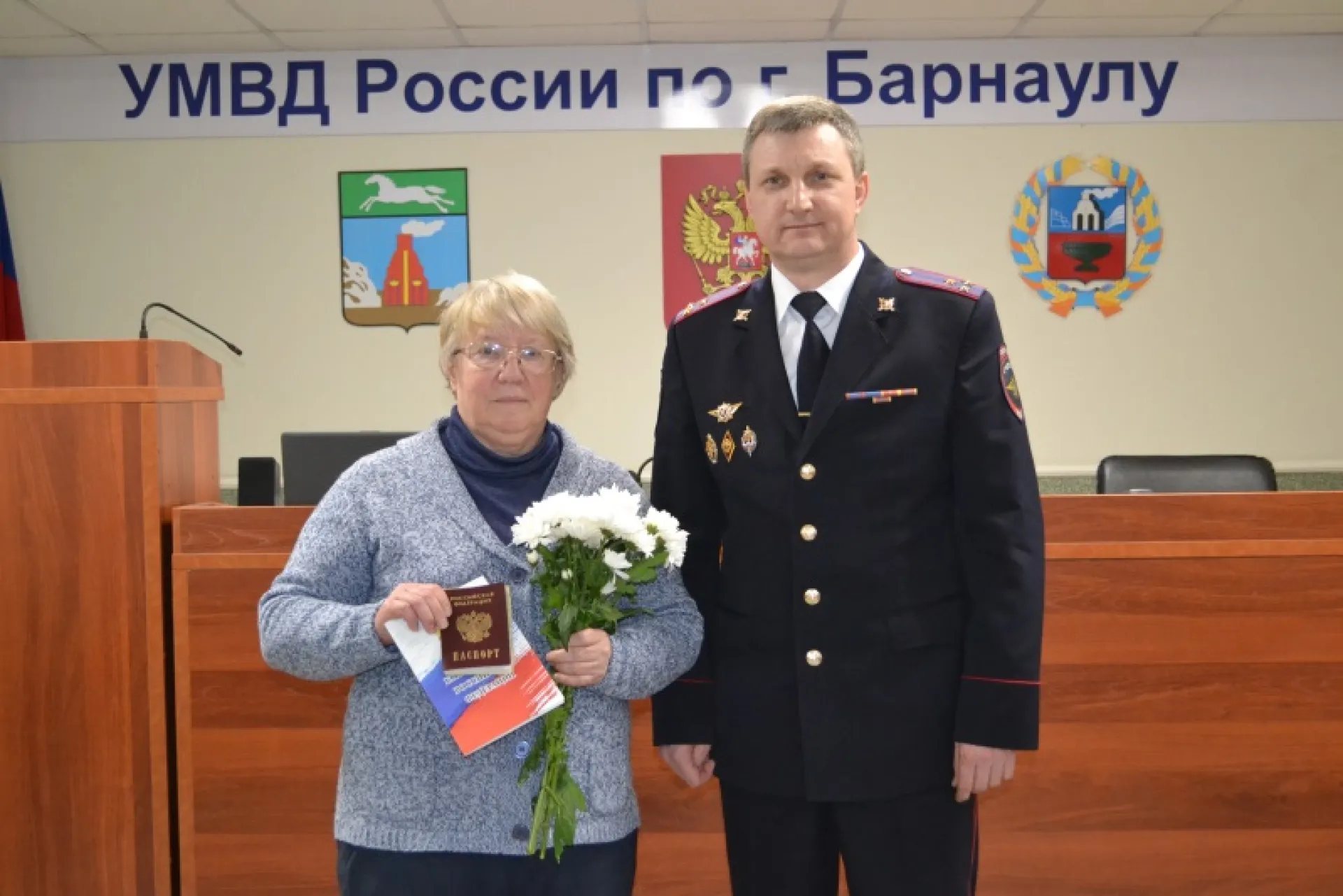 Жительнице ДНР вручили паспорт гражданина России в Алтайском крае Жительнице ДНР вручили паспорт гражданина России в Алтайском крае