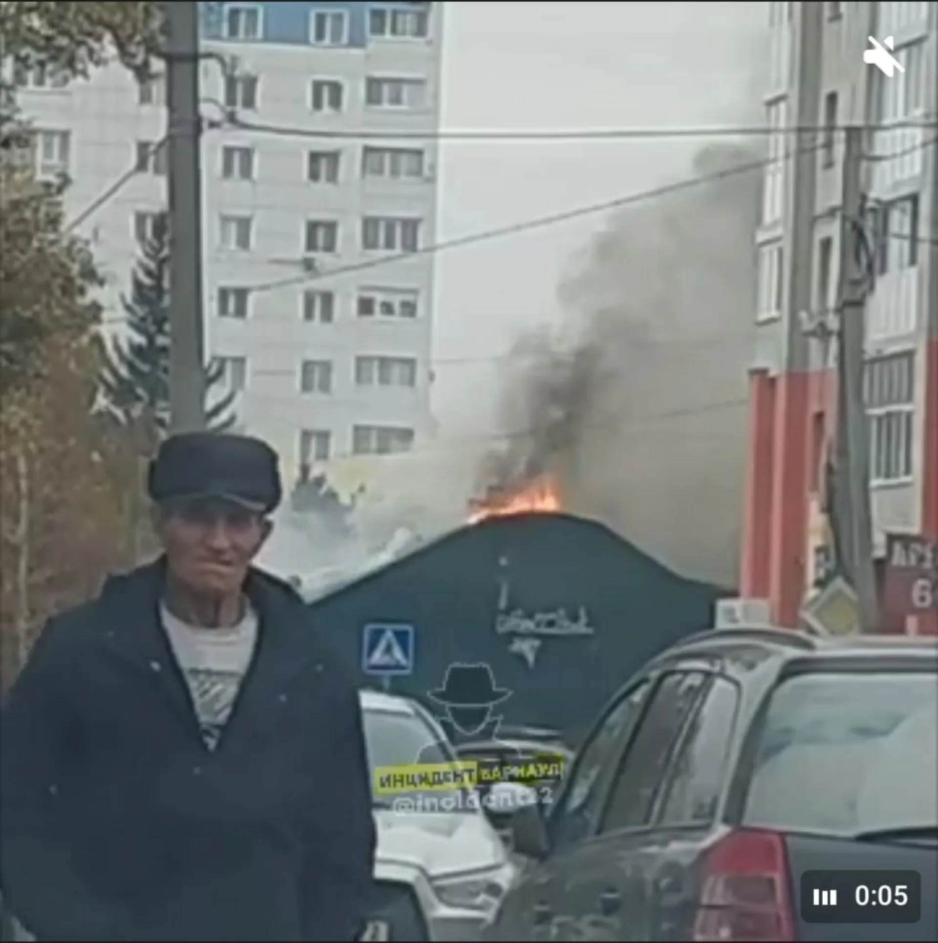 В Барнауле сотрудники МЧС потушили пожар в двухэтажном здании