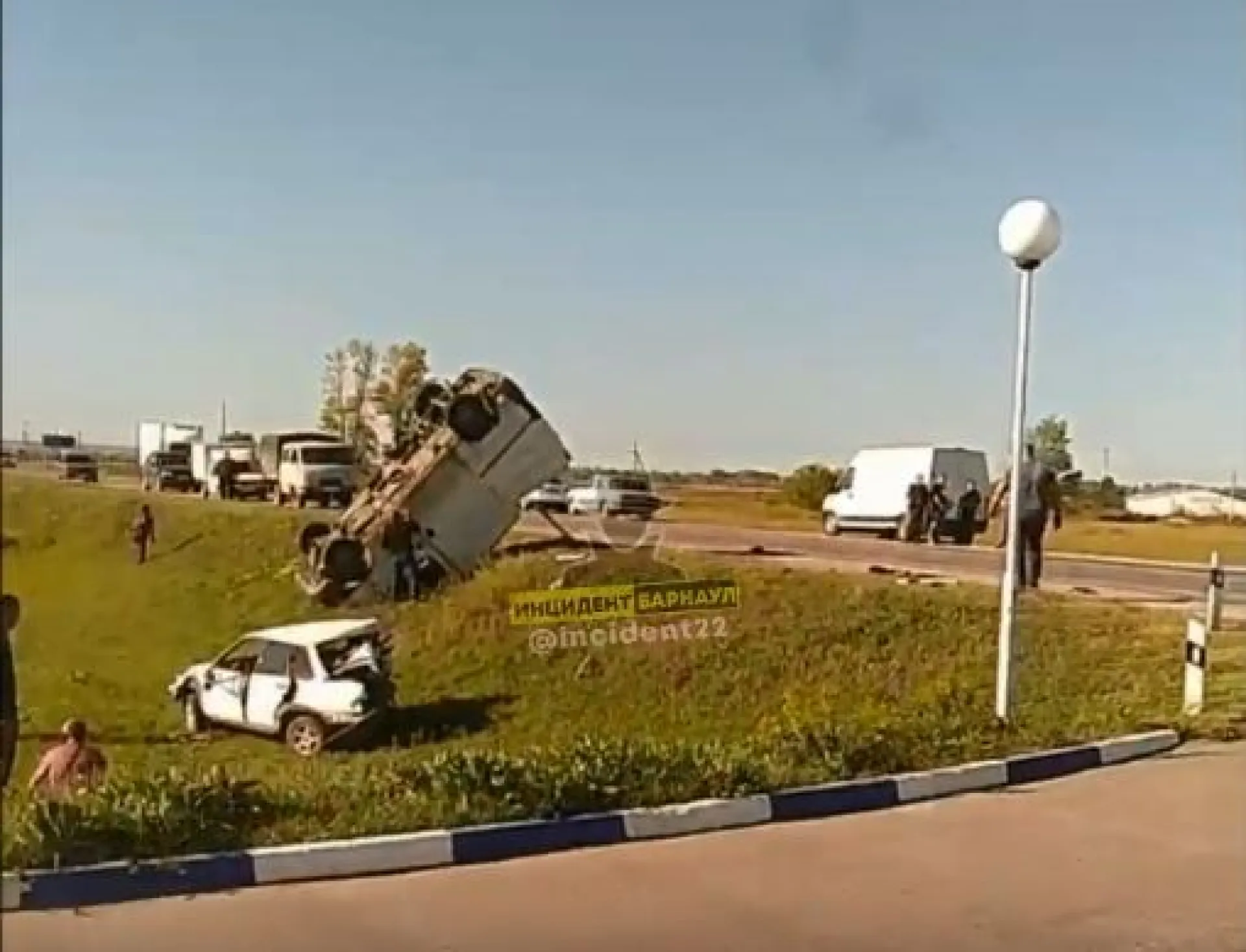 Опасное столкновение легковушки и грузовика произошло на трассе Алтайского края
