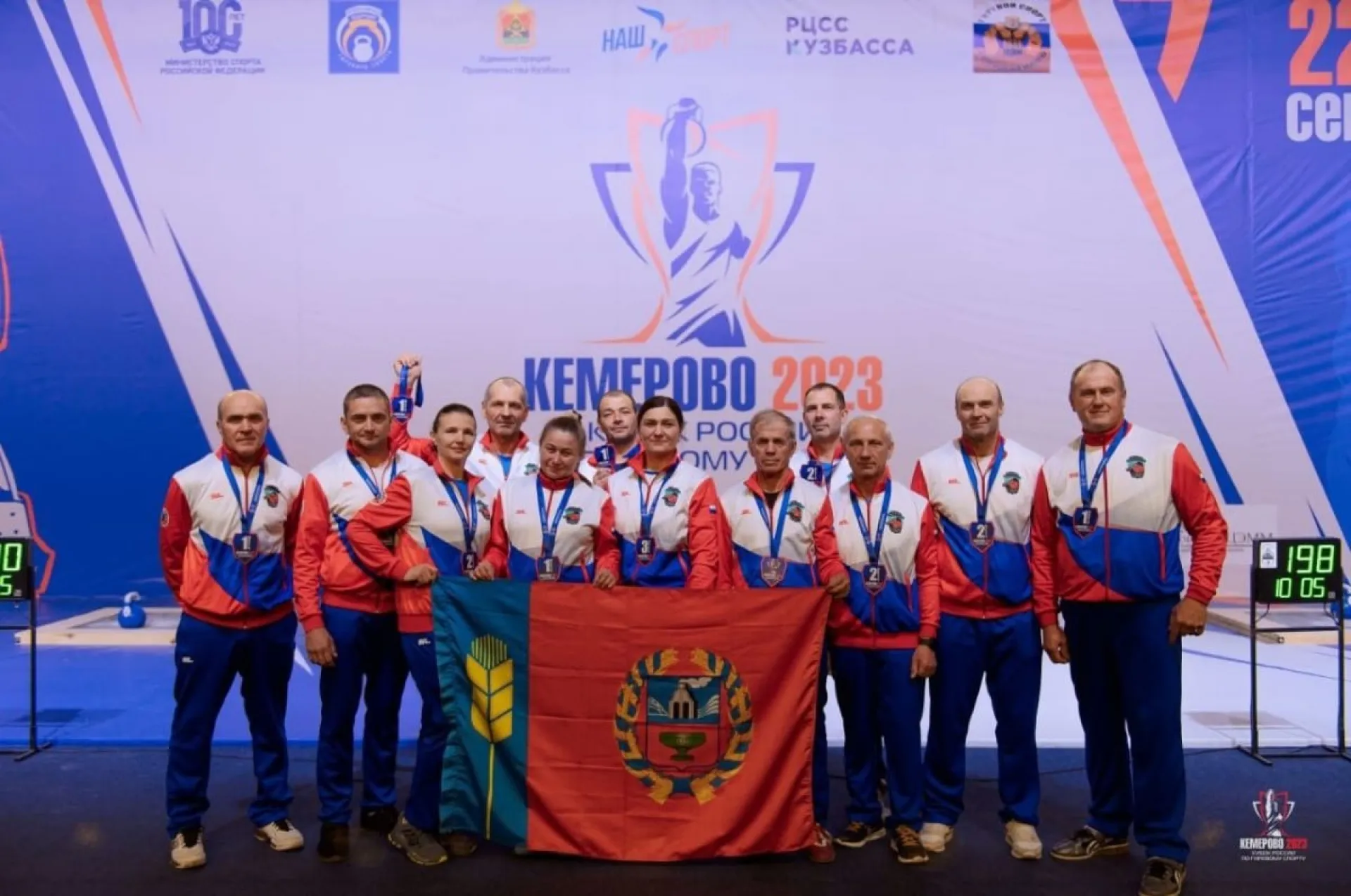 Сборная Алтайского края победила на Всероссийских соревнованиях ветеранов-гиревиков в Кемерове