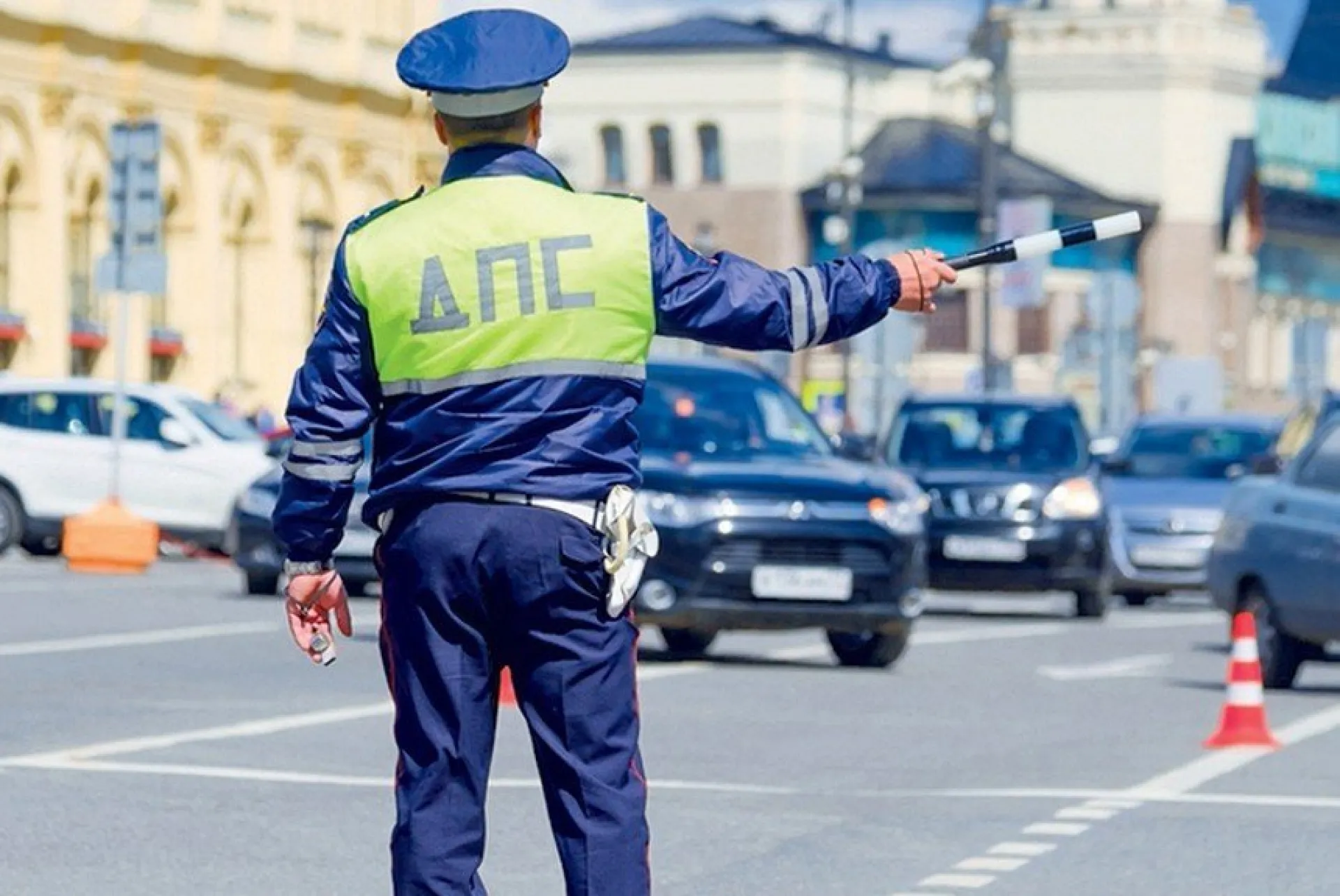 Пьяный водитель ударил полицейского и протащил его за машиной в Алтайском крае Пьяный водитель ударил полицейского и протащил его за машиной в Алтайском крае