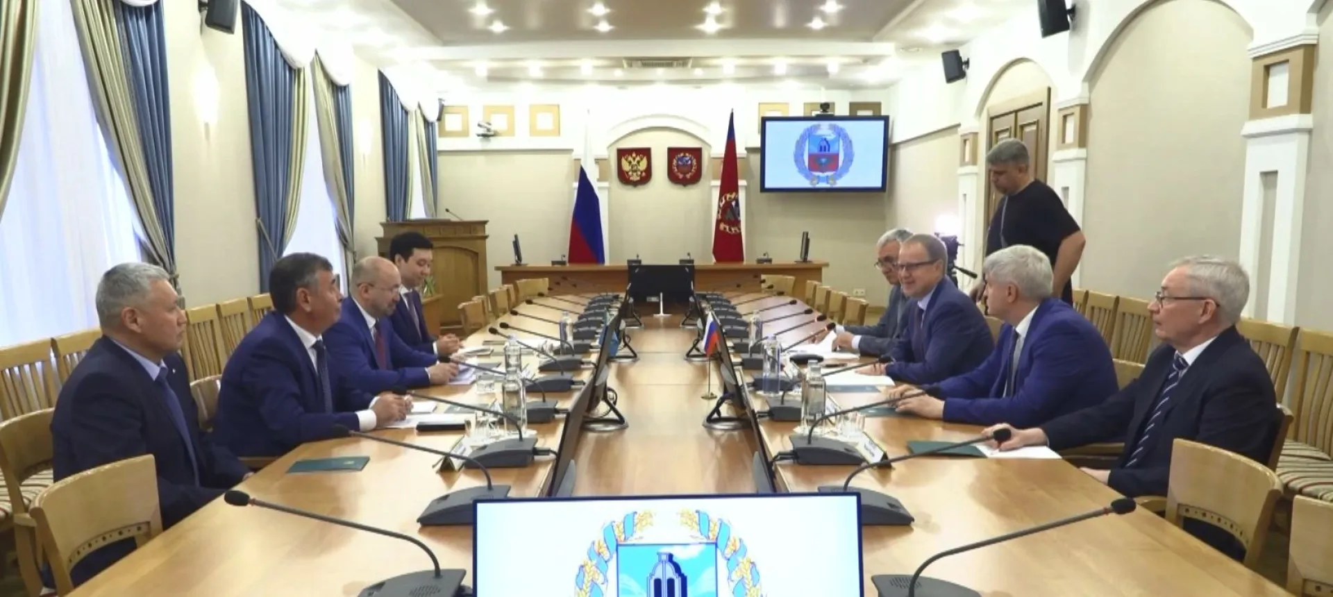 Губернатор Алтайского края встретился с Чрезвычайным и Полномочным Послом Республики Казахстан в России Губернатор Алтайского края встретился с Чрезвычайным и Полномочным Послом Республики Казахстан в России