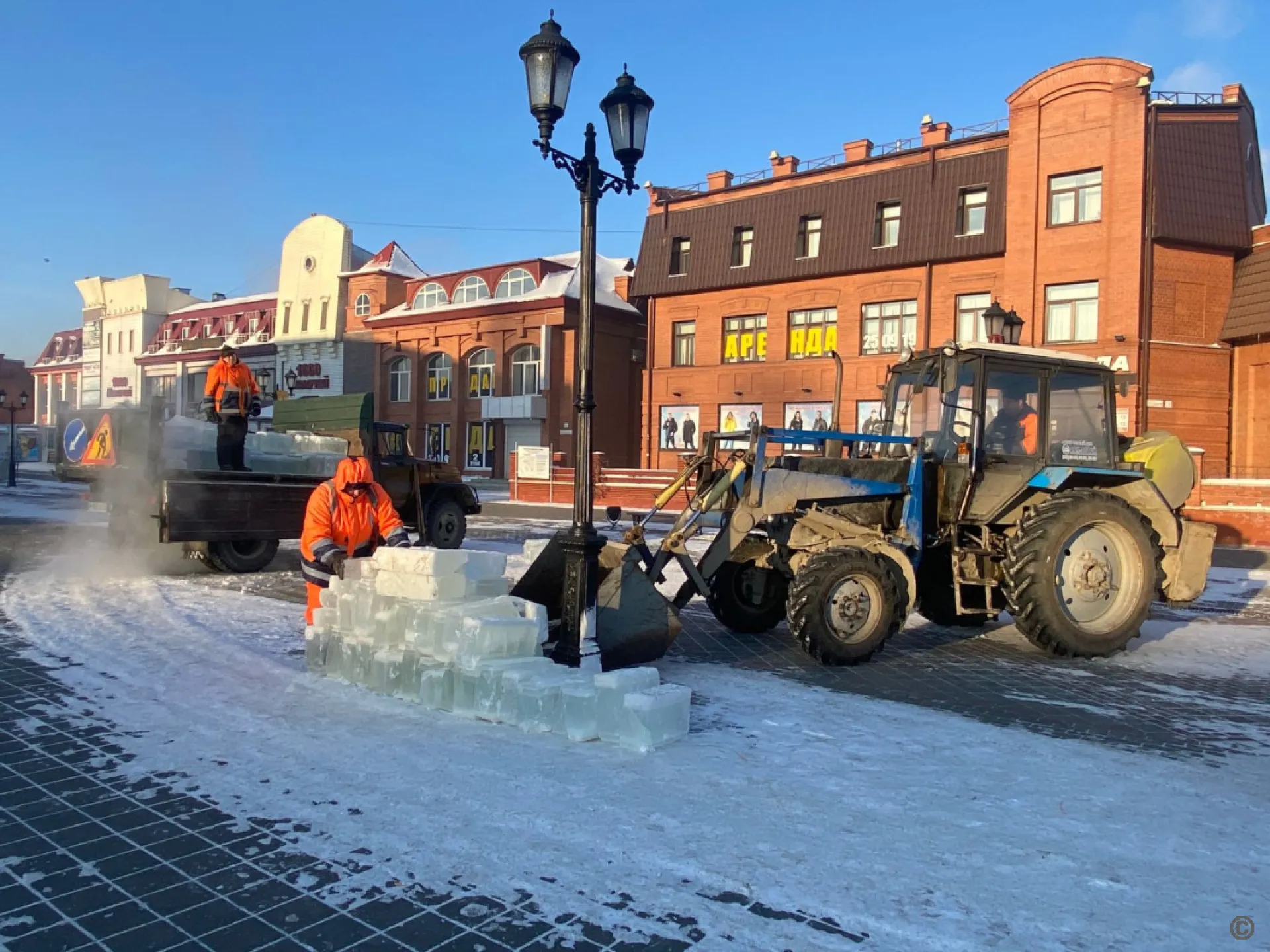 Лёд для обустройства новогодней площадки привезли в Барнауле