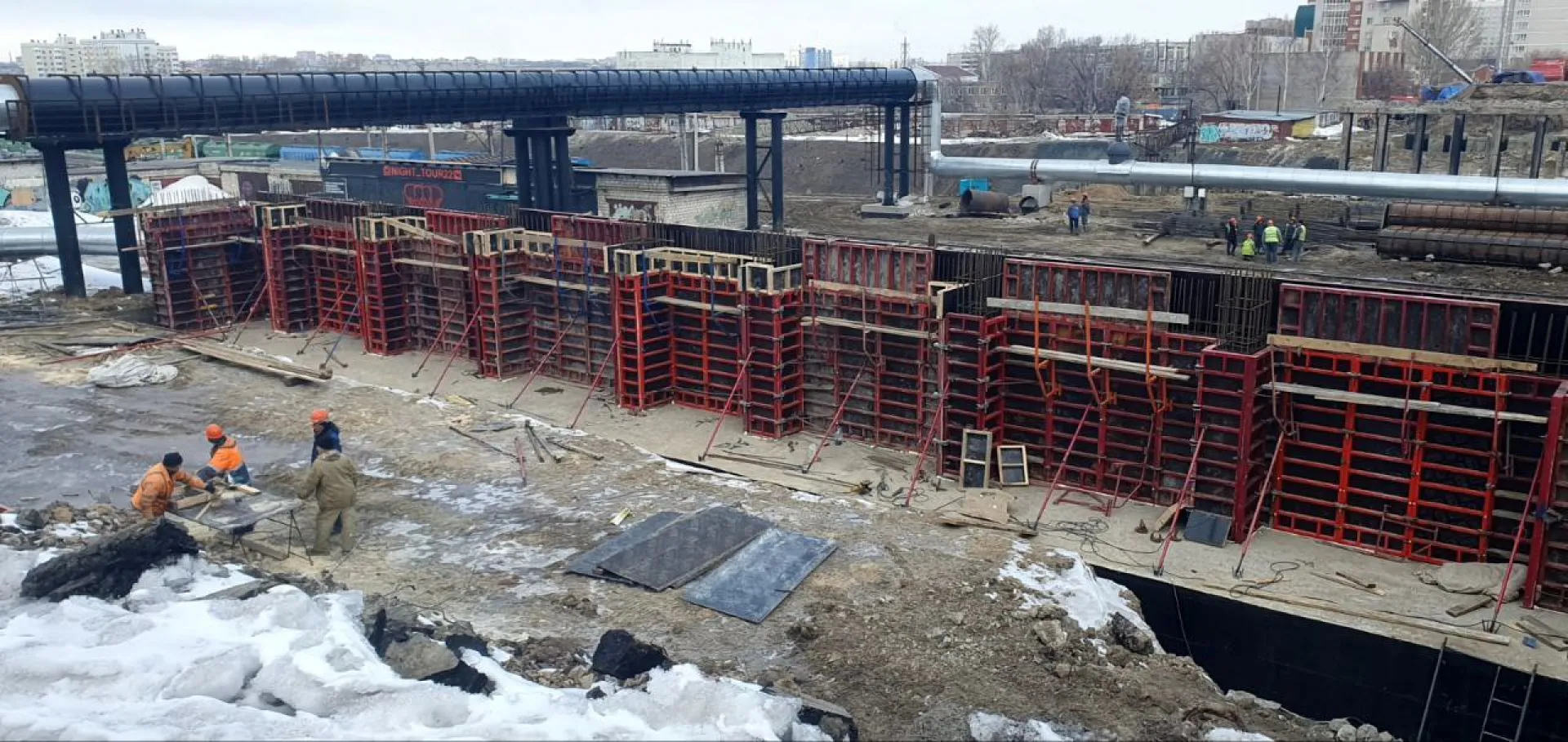 Новые опоры продолжают возводить на путепроводе на проспекте Ленина в Барнауле