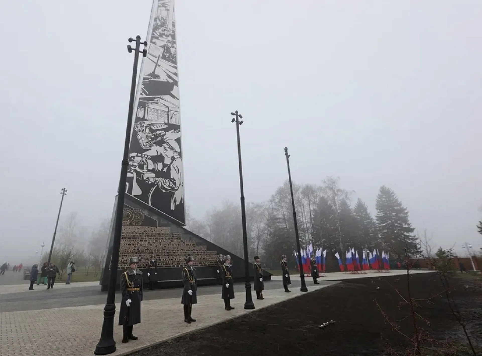 В Барнауле открыли стелу «Город трудовой доблести» В Барнауле открыли стелу «Город трудовой доблести»
