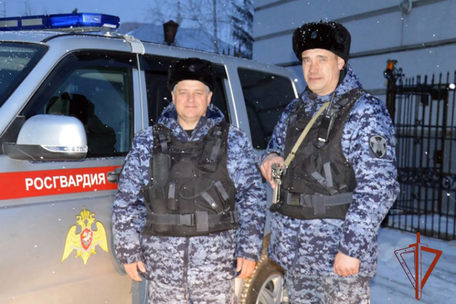 Росгвардеец починил заглохшую посреди дороги машину в Барнауле Росгвардеец починил заглохшую посреди дороги машину в Барнауле