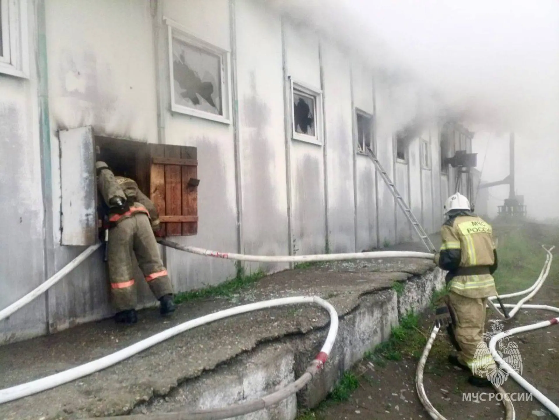 Спасатели ликвидировали большой пожар на почтовом складе в Бийске