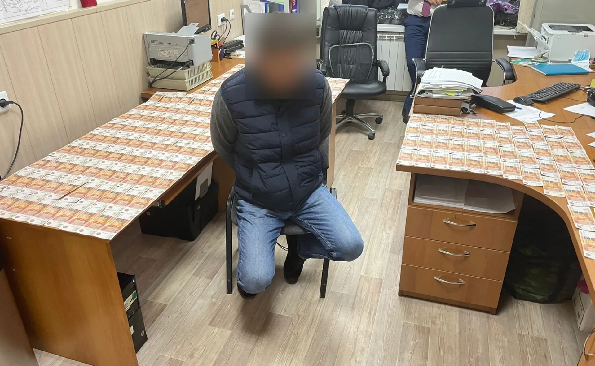 Крупный срок получил житель Алтайского края за попытку дать взятку сотруднику ФСБ