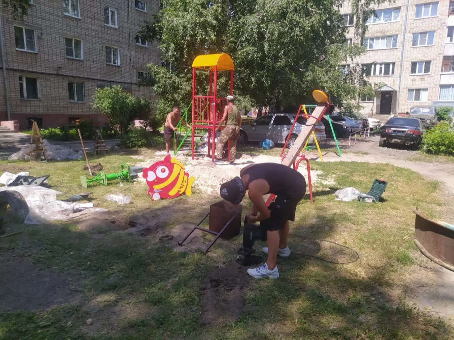 Новую детскую площадку построили в Ленинском районе Барнаула