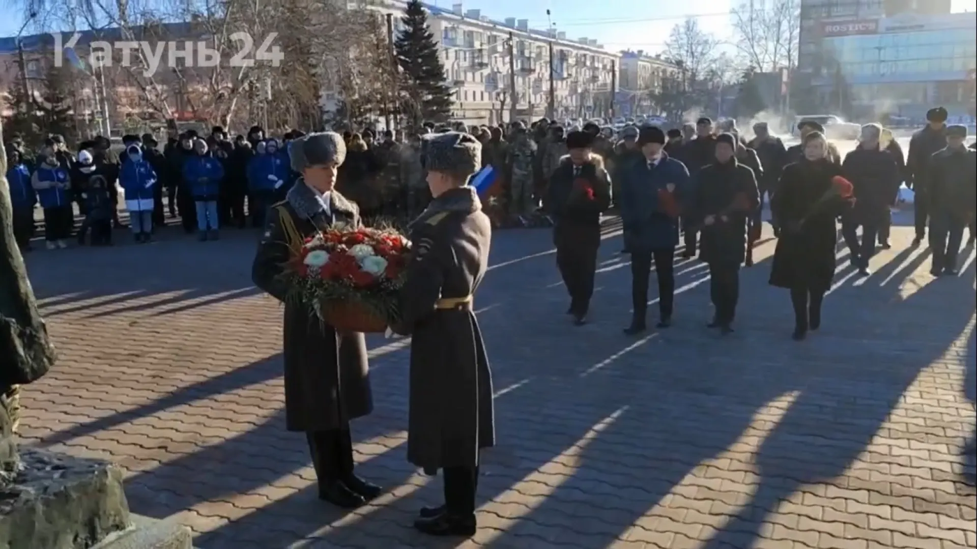 Возложение цветов к Мемориалу Славы состоялось в Барнауле Возложение цветов к Мемориалу Славы состоялось в Барнауле