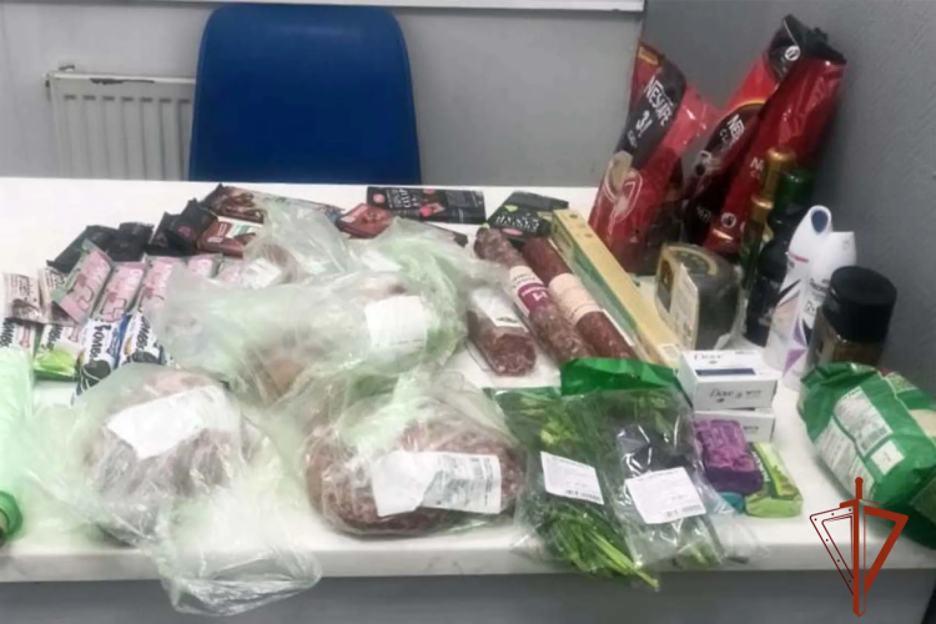 Бийчанин набрал продуктов на 10 тысяч рублей и решил незаметно покинуть супермаркет Бийчанин набрал продуктов на 10 тысяч рублей и решил незаметно покинуть супермаркет