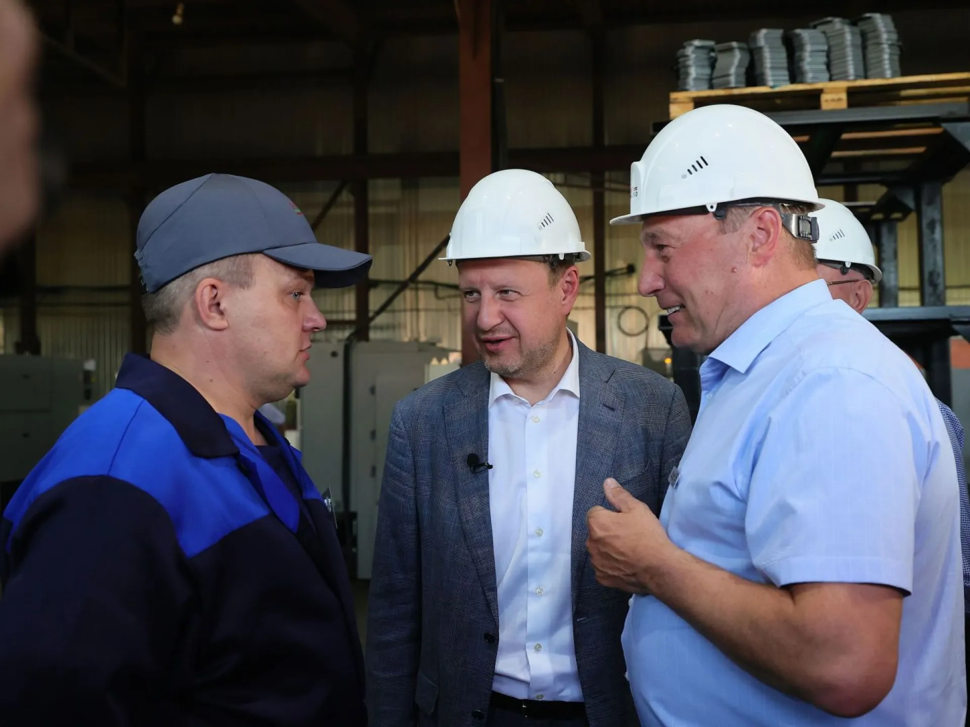 Виктор Томенко посетил Леньковский сельмашзавод в Алтайском крае Виктор Томенко посетил Леньковский сельмашзавод в Алтайском крае