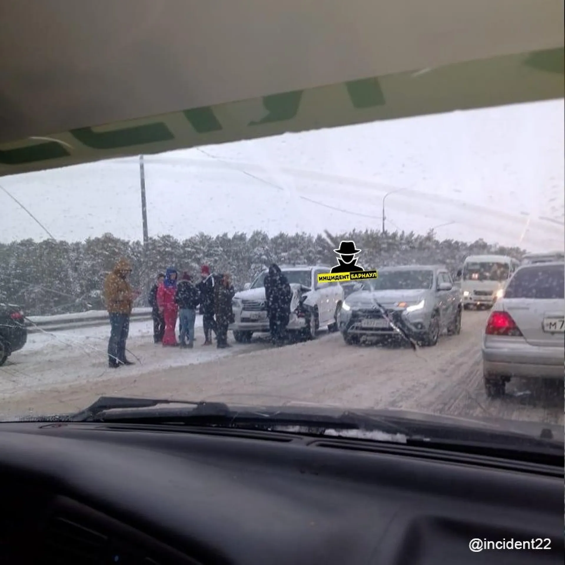 Огромная пробка образовалась в Барнауле из-за ДТП