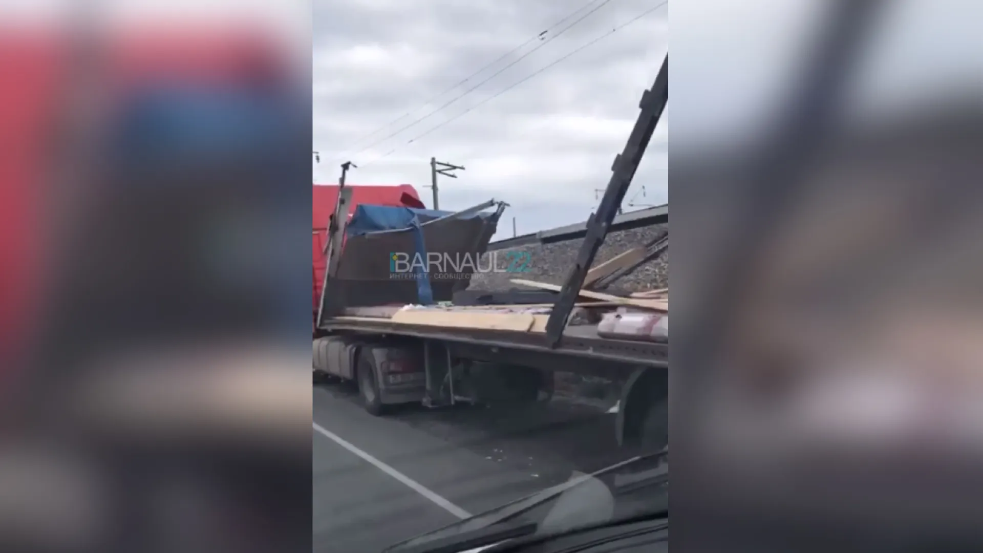 Грузовик врезался в ограничитель высоты на Старом мосту в Барнауле