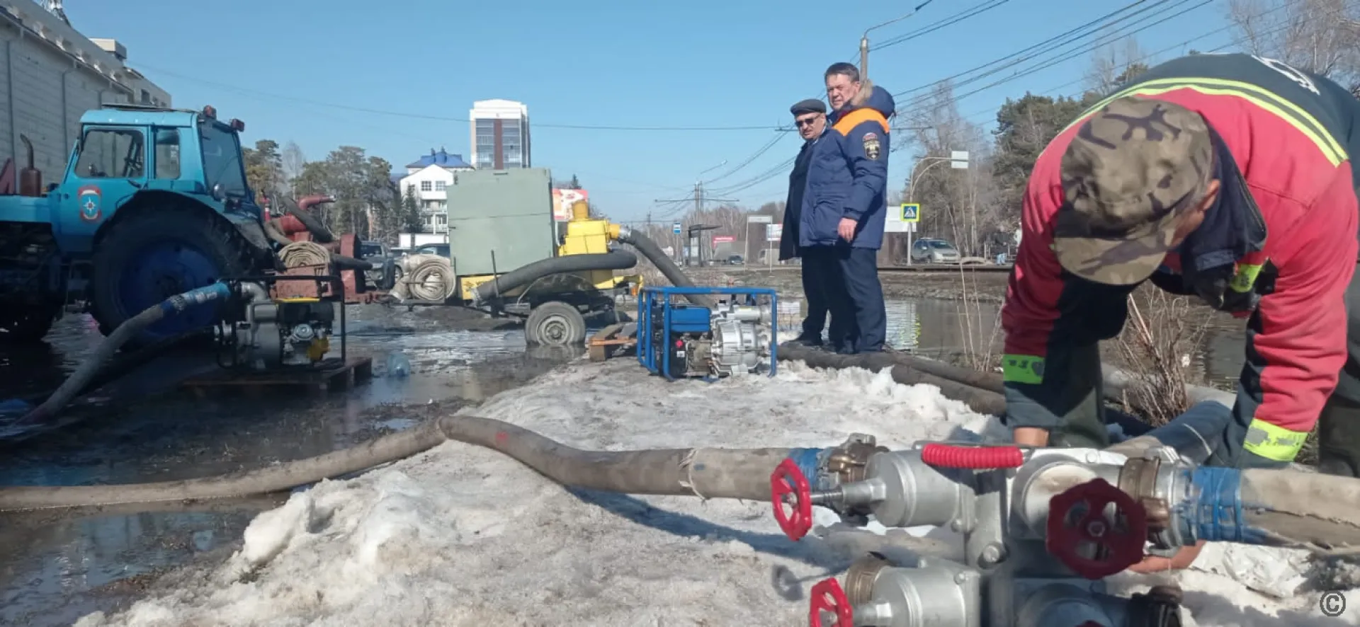 Талую воду откачивают с проезжей части в Барнауле