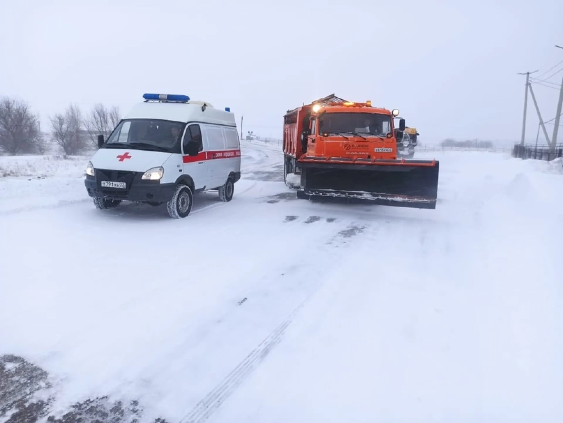 Дорожники спасли детей и роженицу во время метели в Алтайском крае