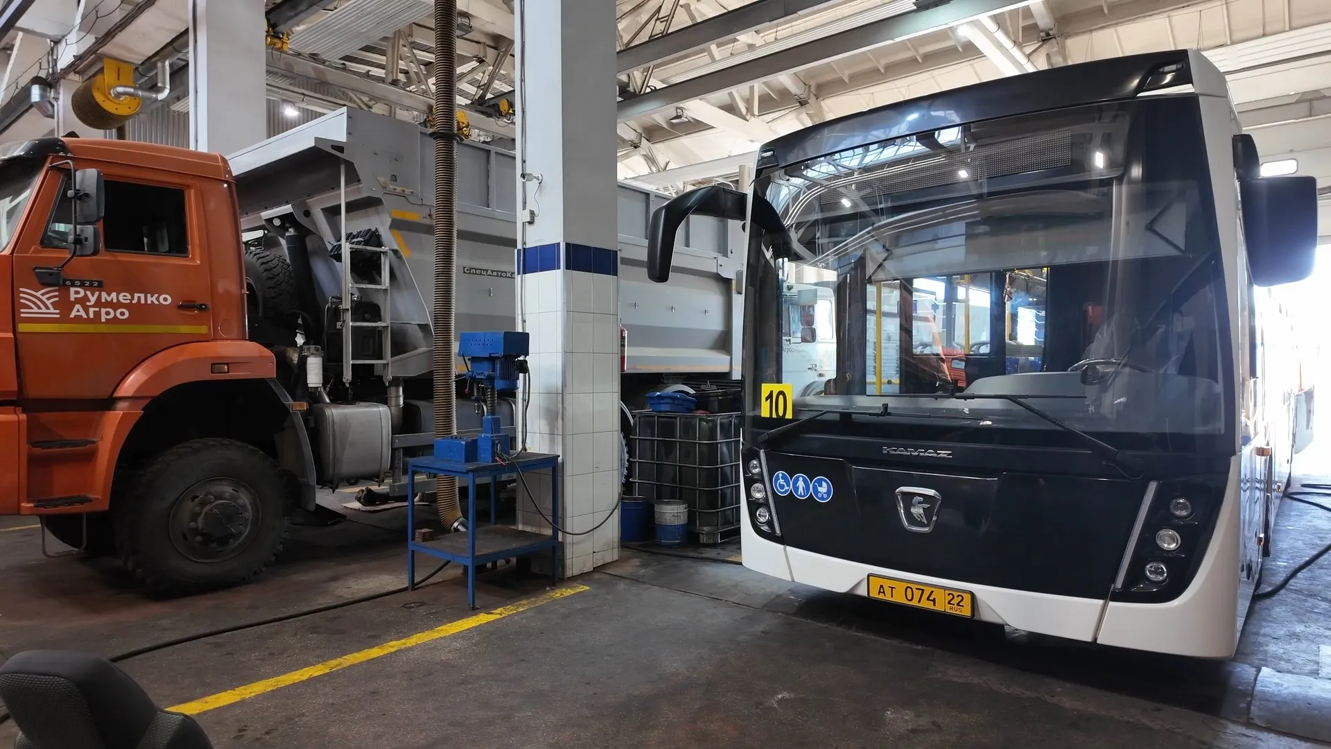 В Барнауле проводится техническое обслуживание новых автобусов на базе центра «КАМАЗ»
