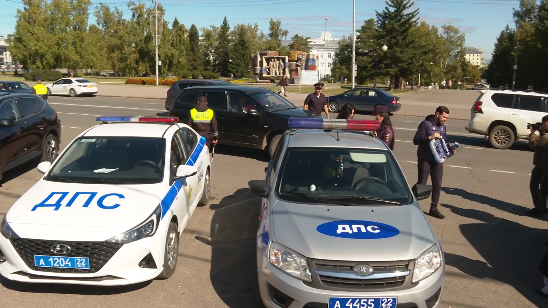 Инспекторы ГАИ вместе с игроками «Динамо-Алтай» напомнили барнаульцам о важности соблюдения ПДД Инспекторы ГАИ вместе с игроками «Динамо-Алтай» напомнили барнаульцам о важности соблюдения ПДД