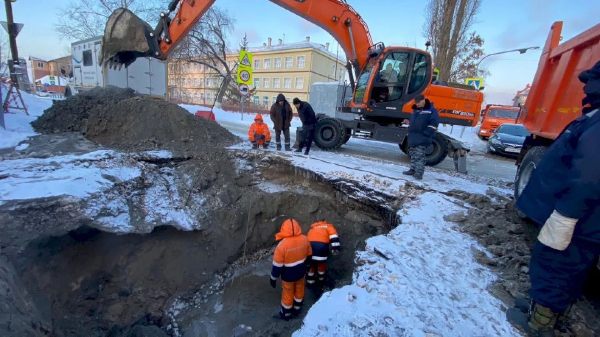 Несколько домов осталось без воды в Барнауле из-за коммунальной аварии Несколько домов осталось без воды в Барнауле из-за коммунальной аварии