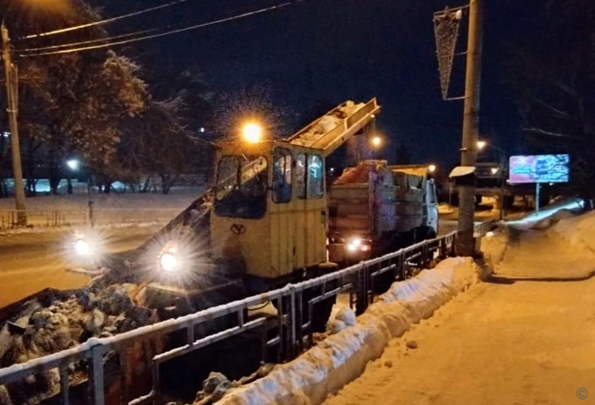 Более 20 тысяч кубометров снега вывезли из Барнаула за выходные Более 20 тысяч кубометров снега вывезли из Барнаула за выходные