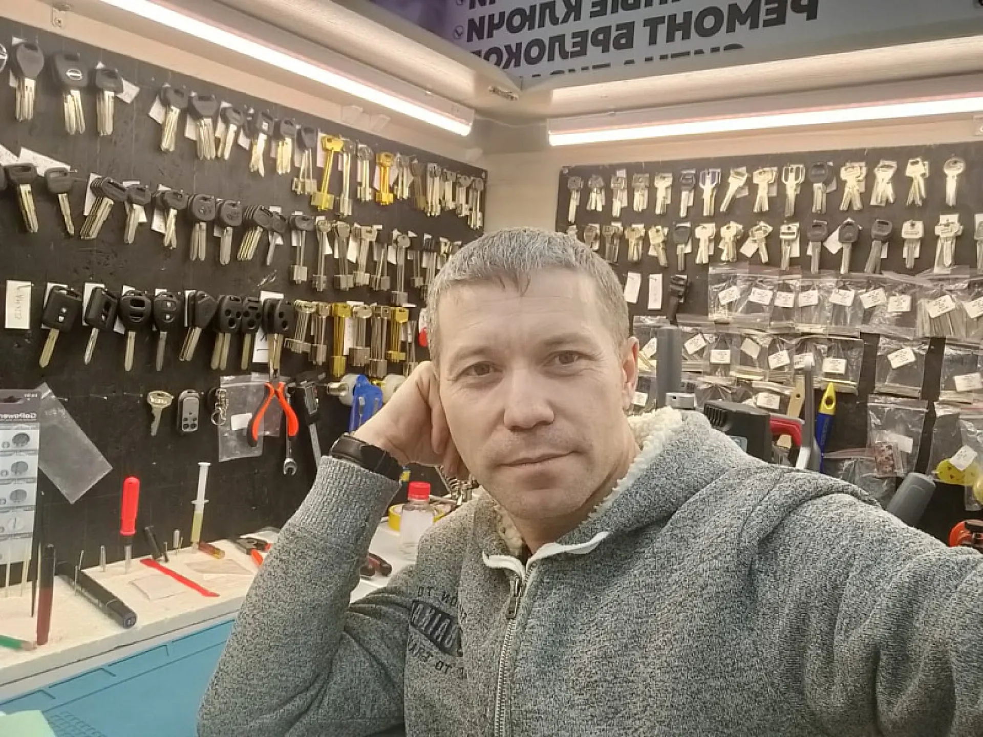 Отец семерых детей Новоалтайска получил деньги от государства и открыл мастерскую по изготовлению ключей
