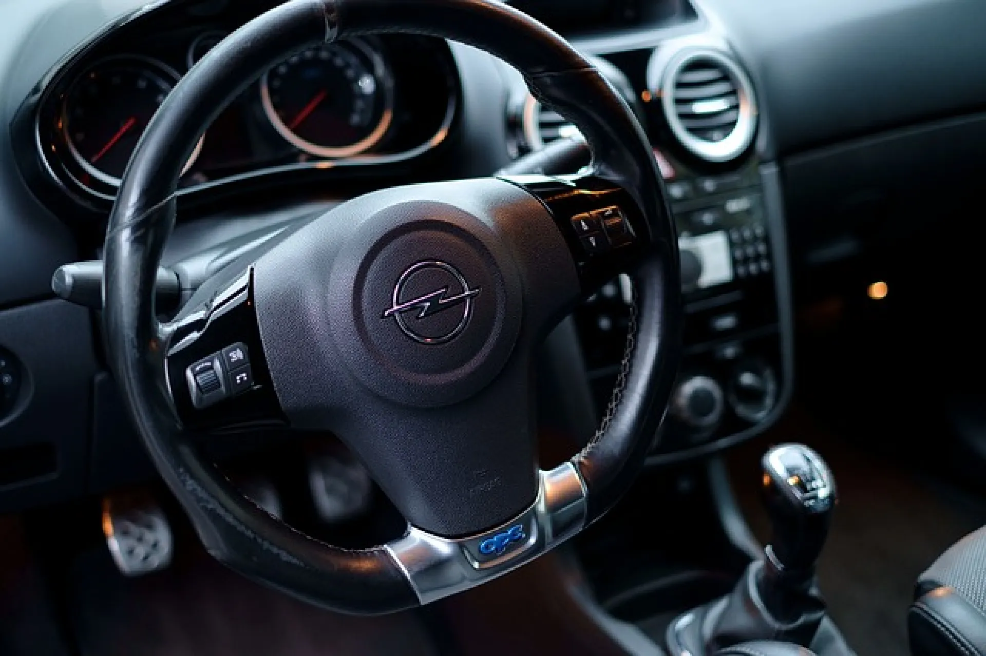 Производитель Peugeot, Opel и Citroen уходит из России