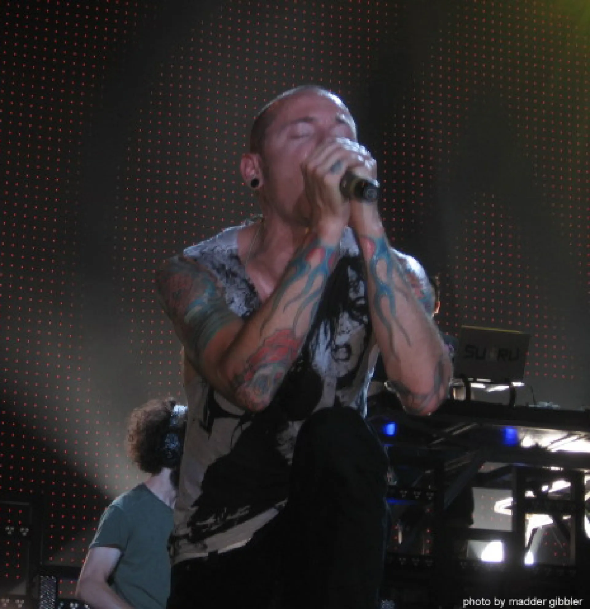 Рок-группа Linkin Park выпустила не изданную ранее композицию с вокалом умершего солиста