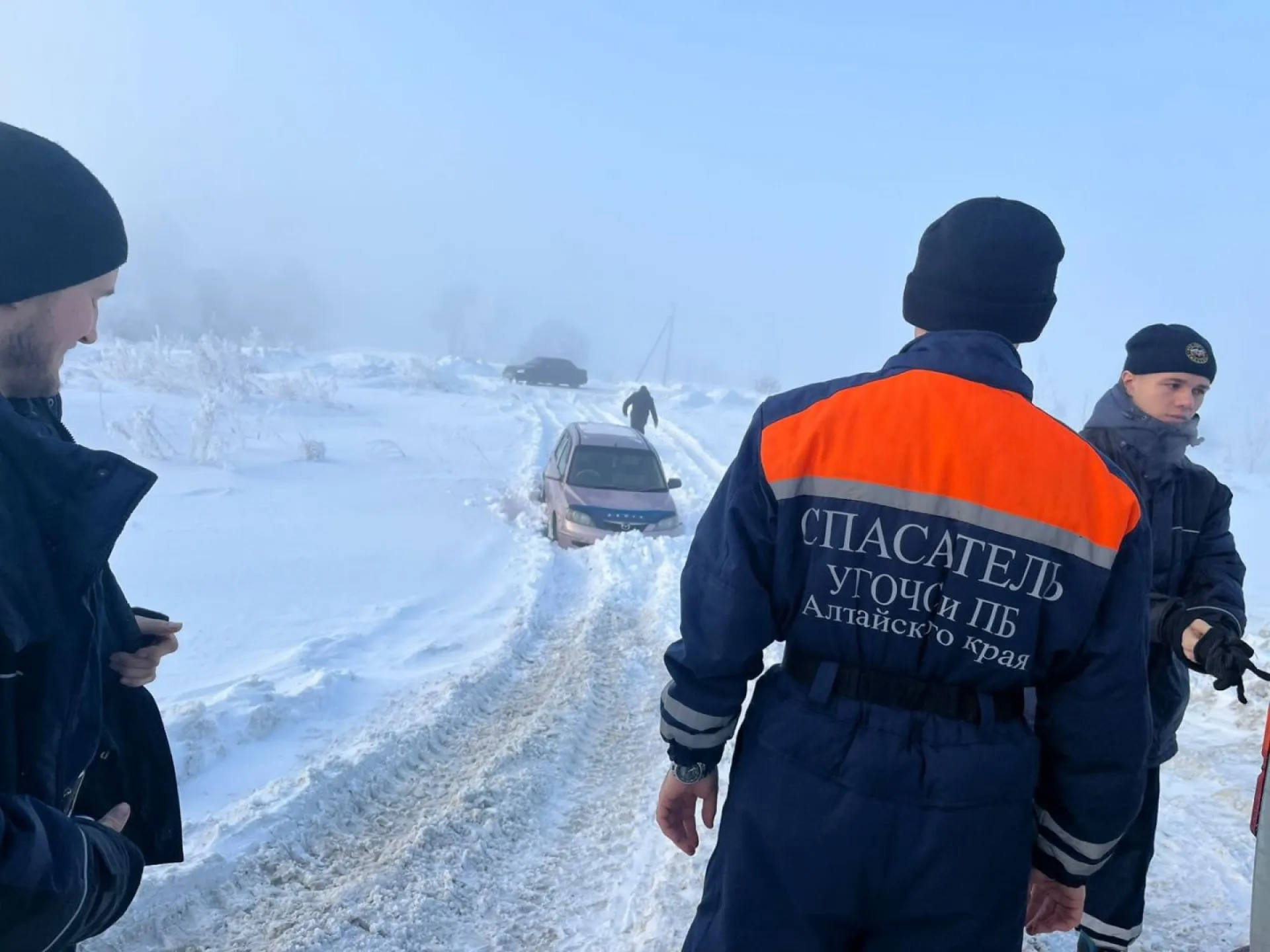 Алтайские спасатели в свободное от работы время помогли водителю выбраться из снежного плена Алтайские спасатели в свободное от работы время помогли водителю выбраться из снежного плена