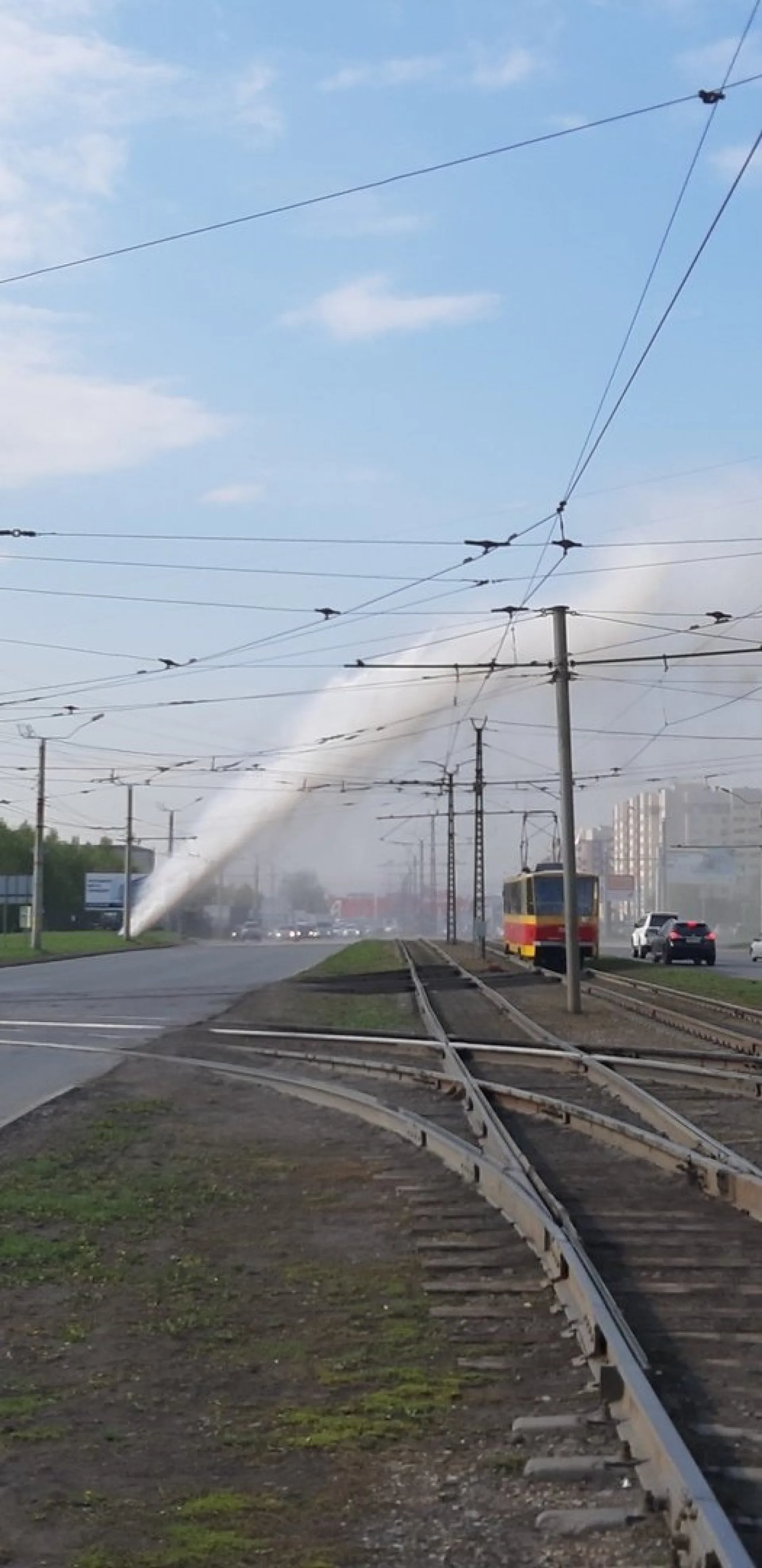 Очевидцы: мощная струя воды бьёт из-под земли в Барнауле