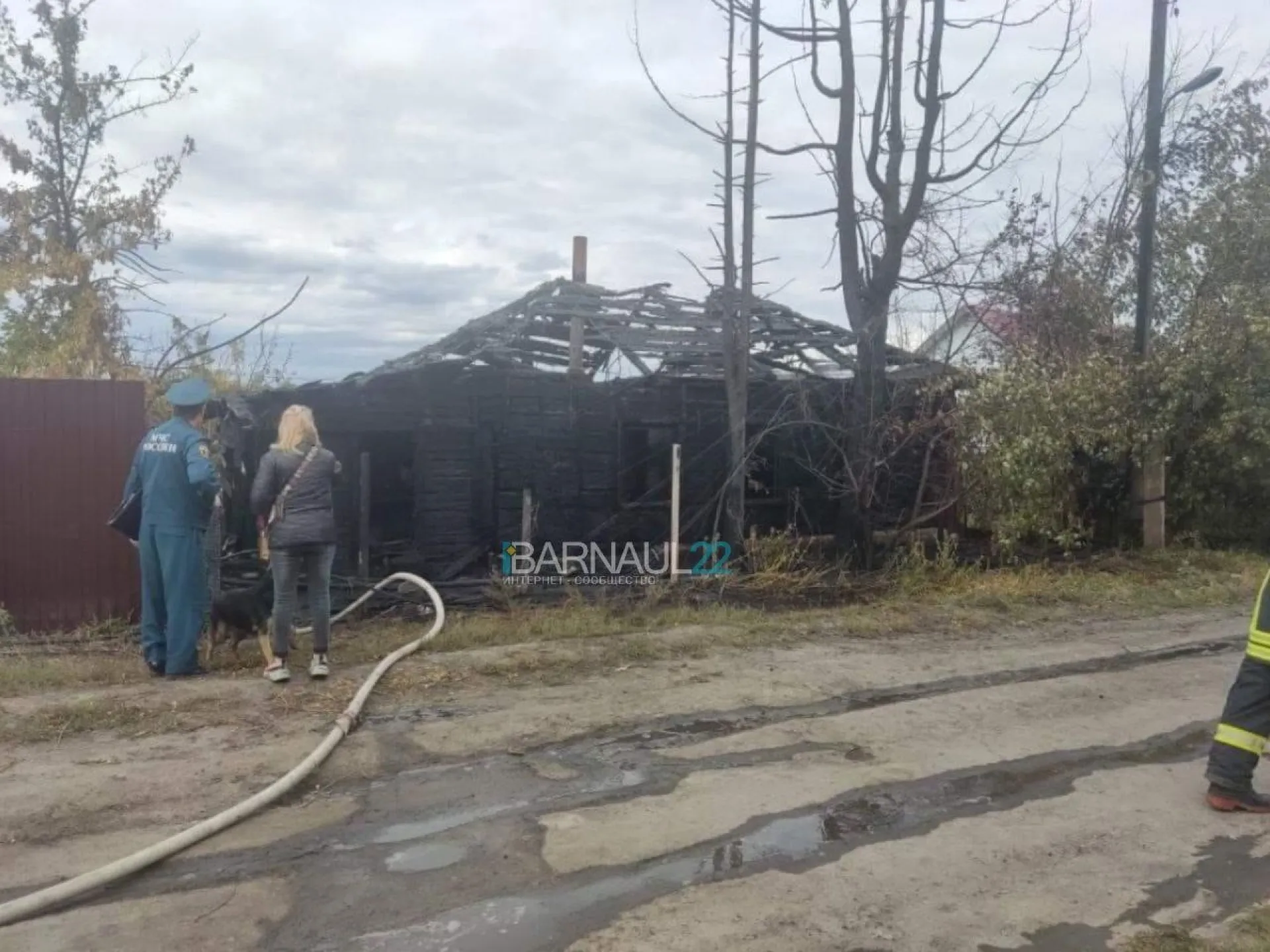 Пенсионерка спалила собственный дом в Барнауле Пенсионерка спалила собственный дом в Барнауле
