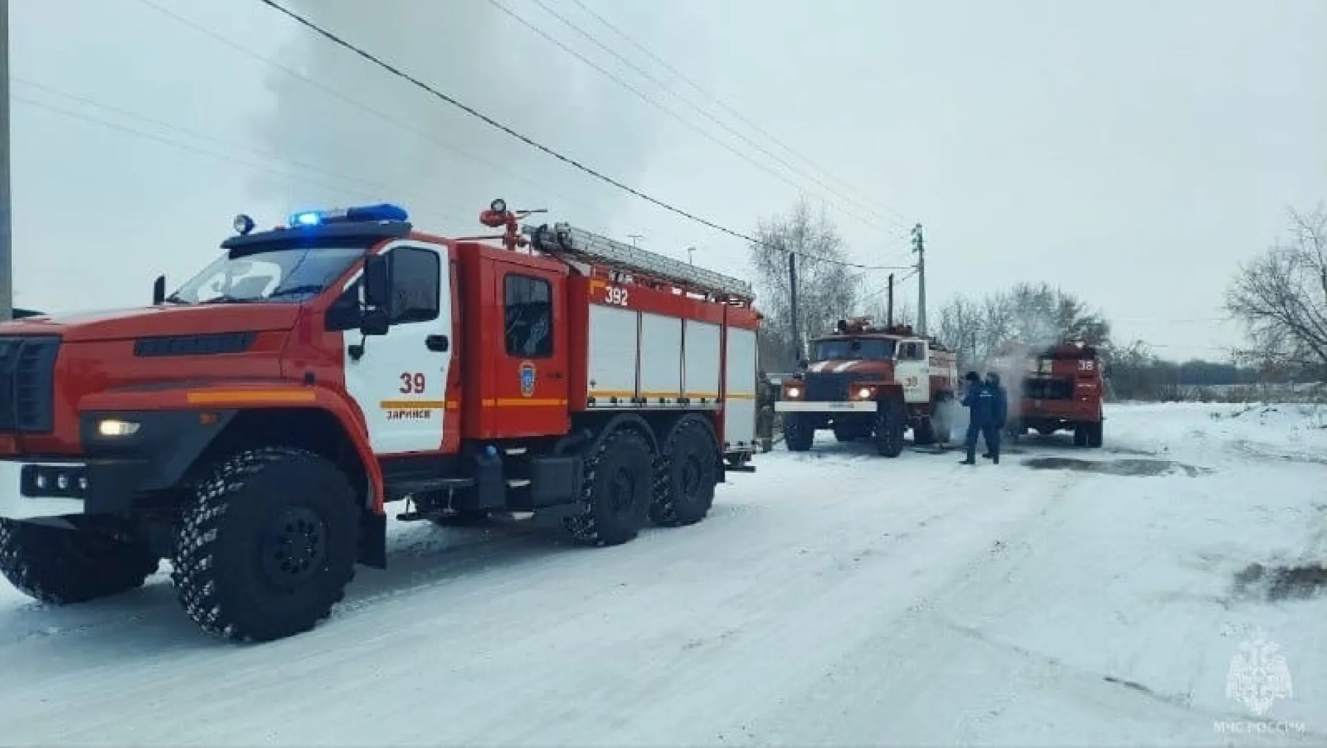 Пожарные спасли двух человек из огня в Алтайском крае