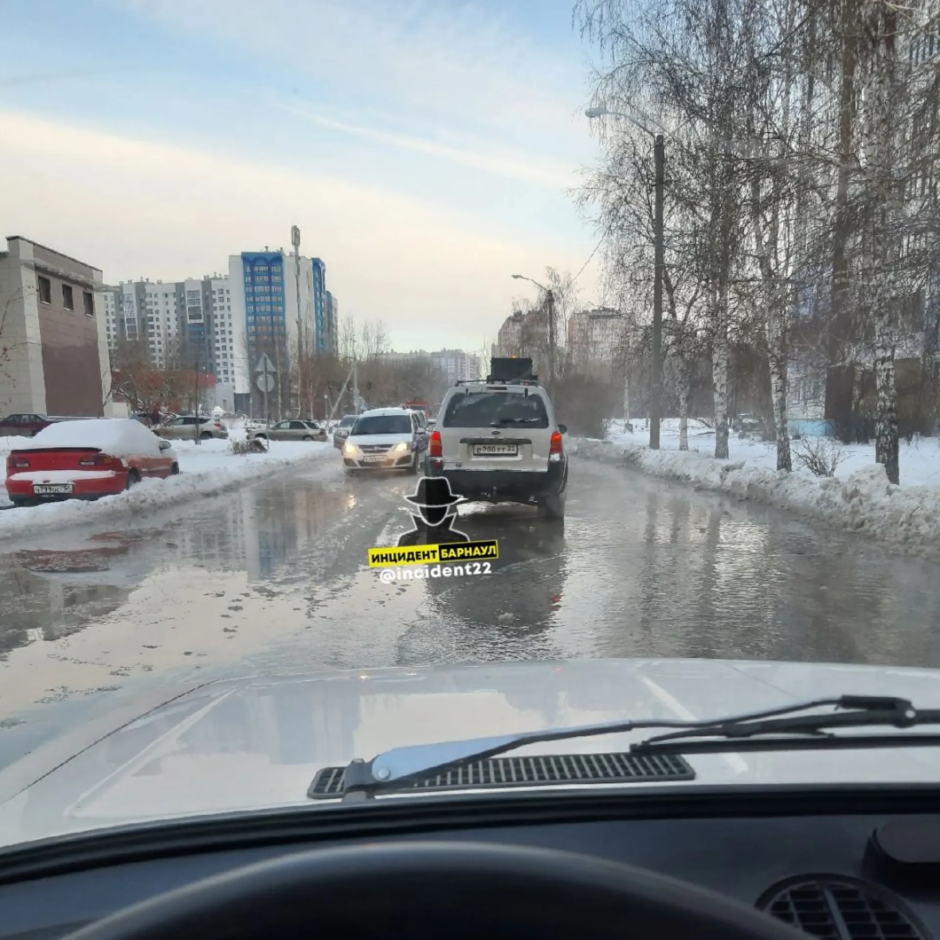 Улицу Барнаула затопило из-за прорыва трубы