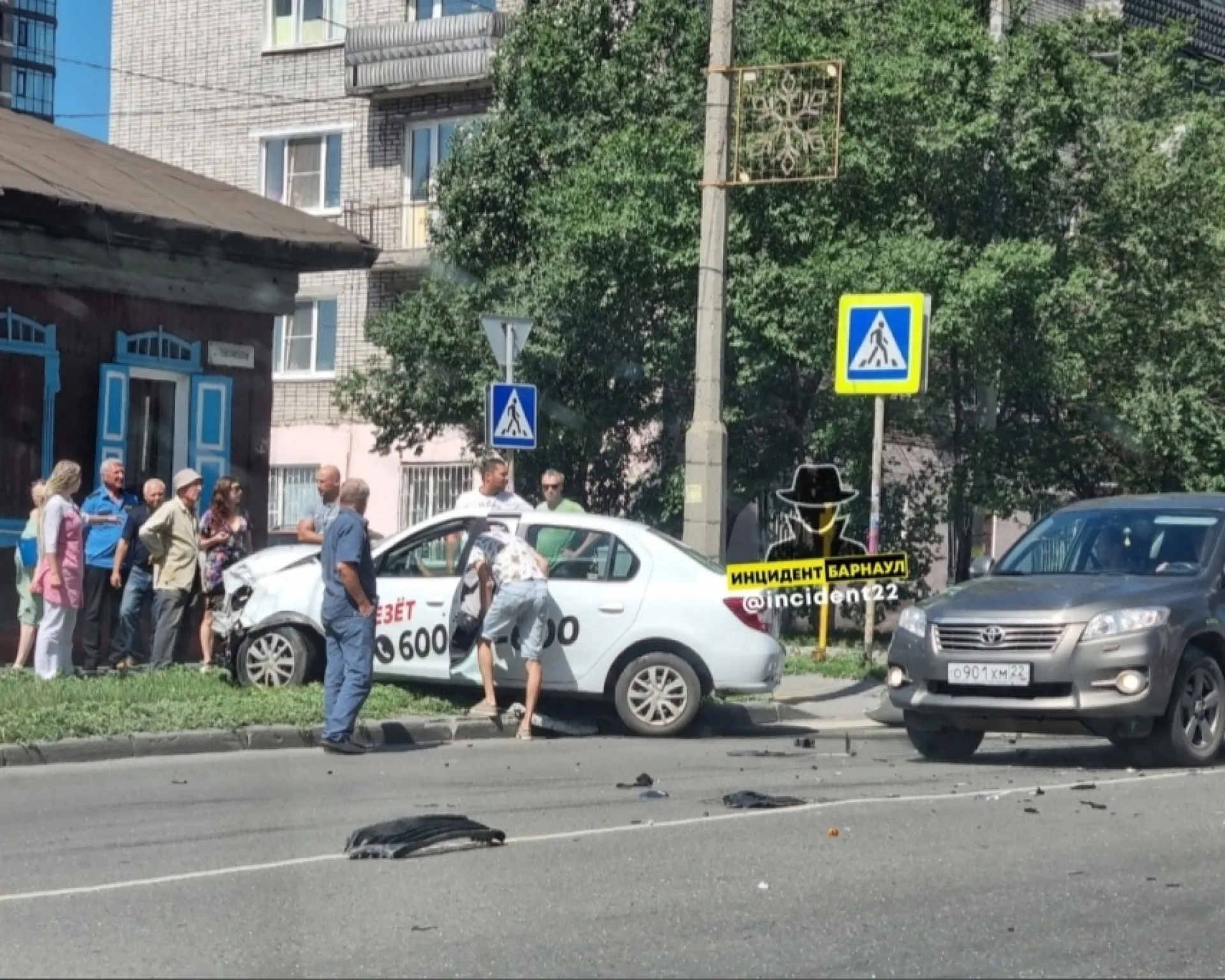 ДТП с участием такси произошло в Барнауле