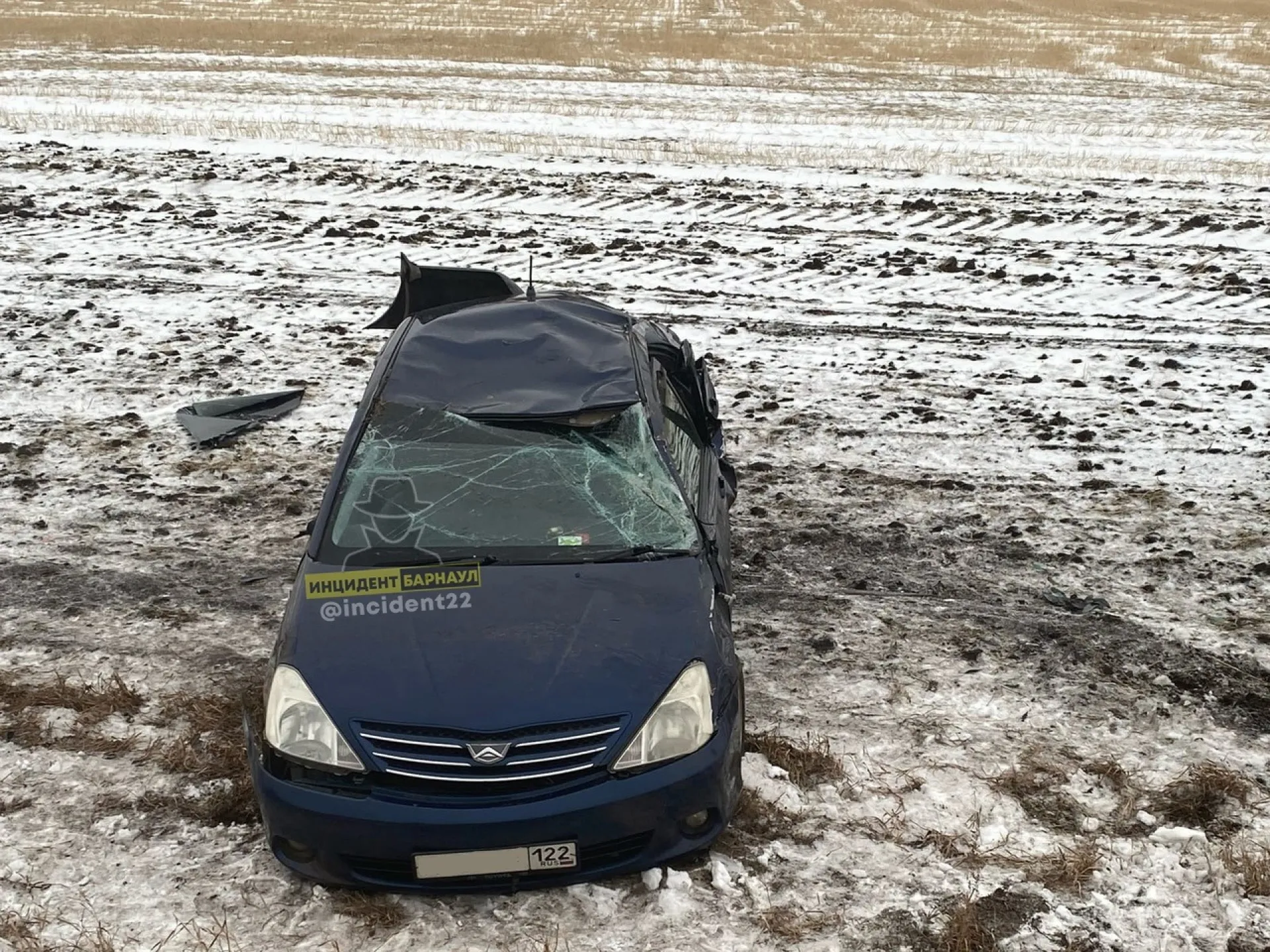 В Алтайском крае «Тойота» вылетела с трассы и перевернулась