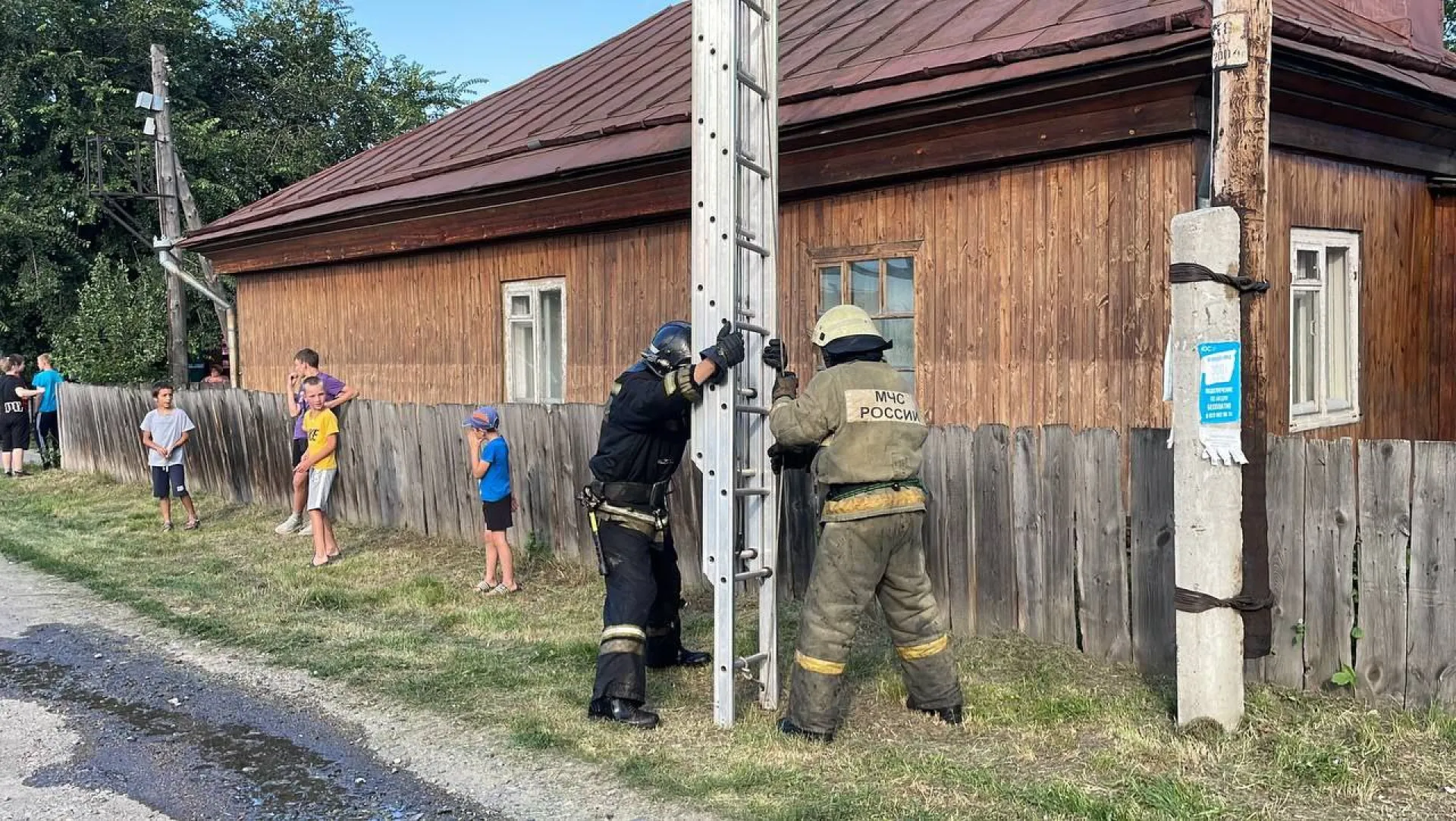 В Барнауле ликвидировали пожар площадью 150 квадратных метров