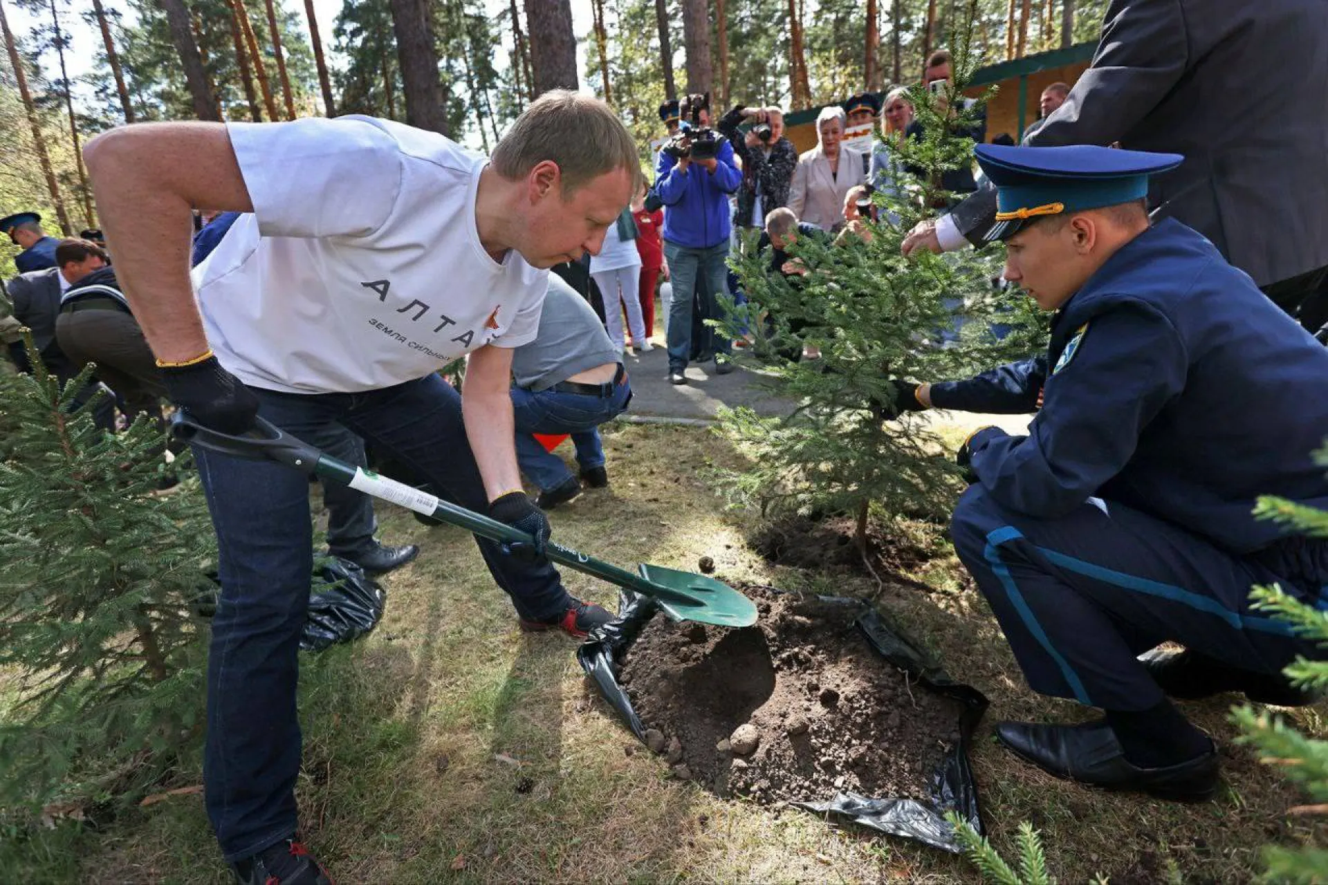 «Аллею сильных» заложили в Алтайском краевом госпитале ветеранов войн