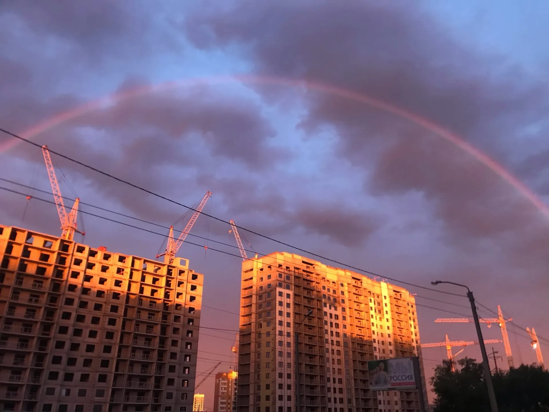 Жители Барнаула застали «огненный» рассвет с радугой