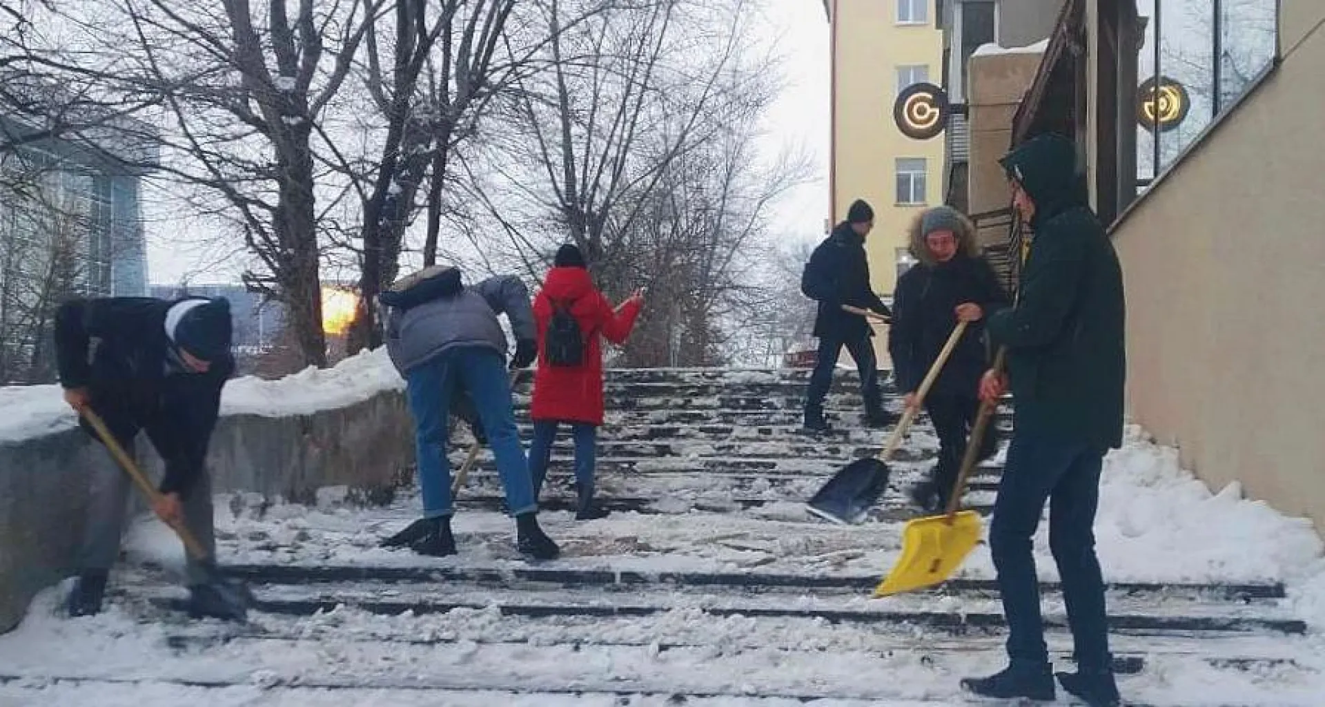 Барнаульские студенты присоединились к уборке снега с улиц города