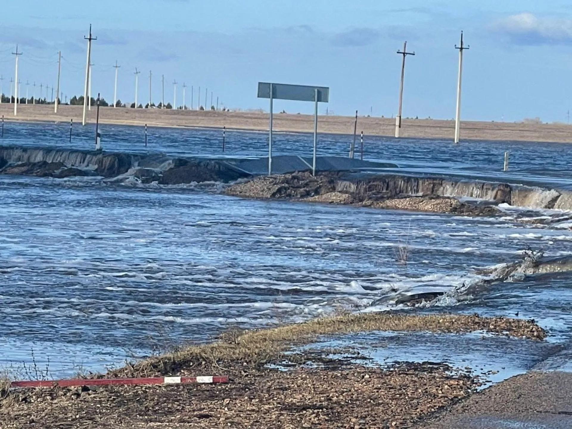 Полицейские помогают жителям Алтайского края, которые оказались в зонах подтопления