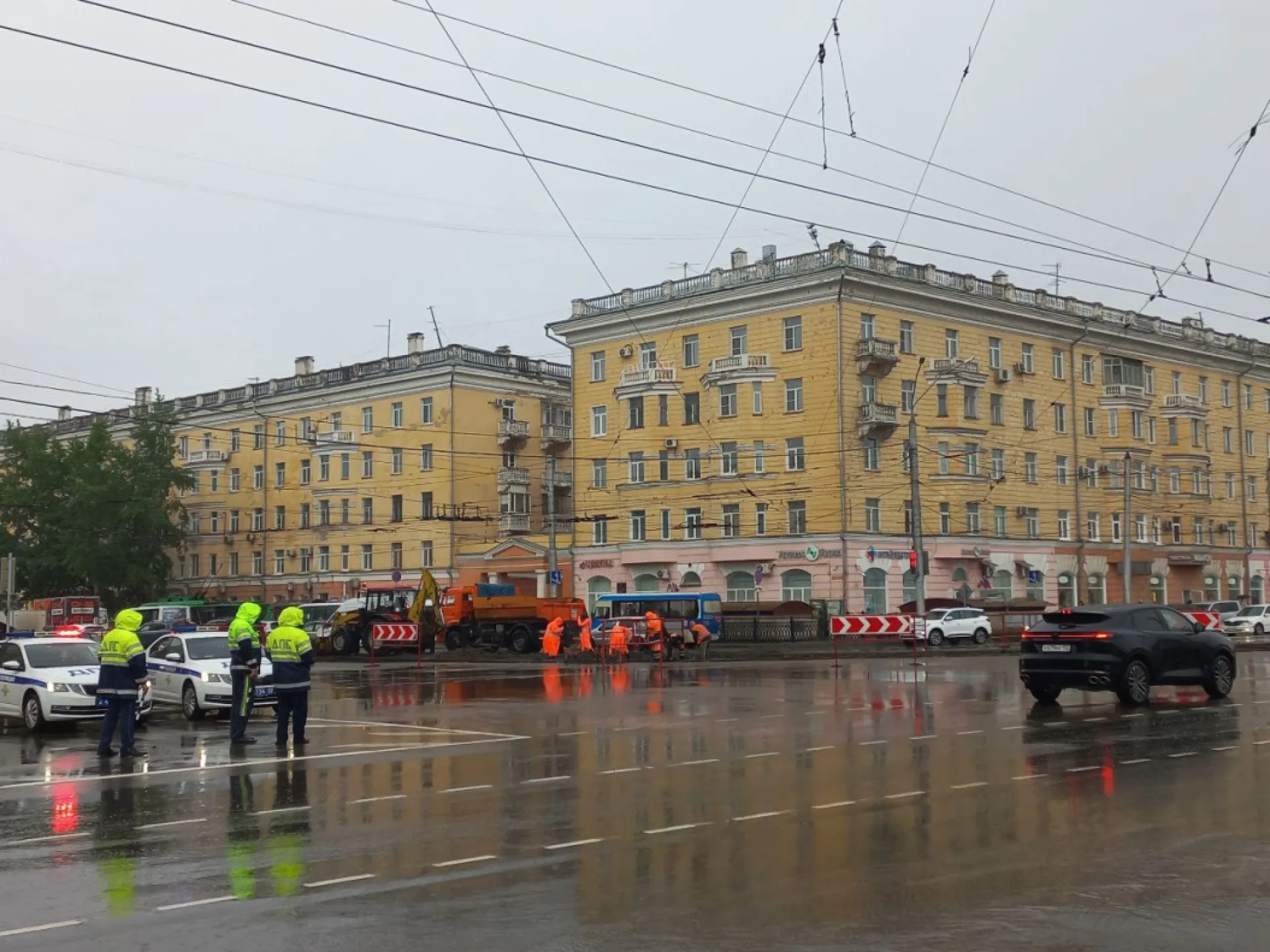 ГИБДД просит водителей выбирать пути объезда площади Октября в Барнауле