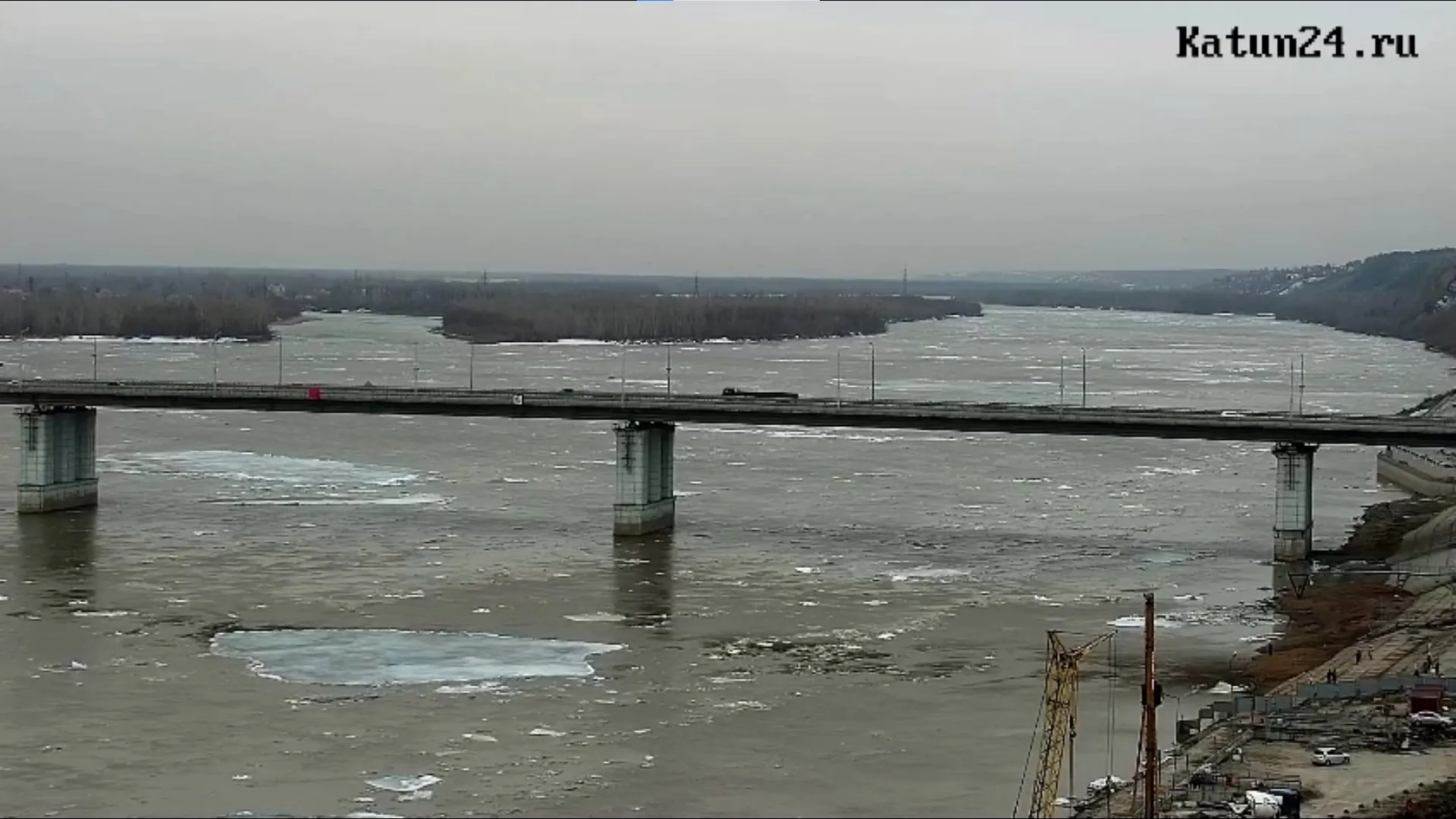 Лёд тронулся в районе Нового моста в Барнауле