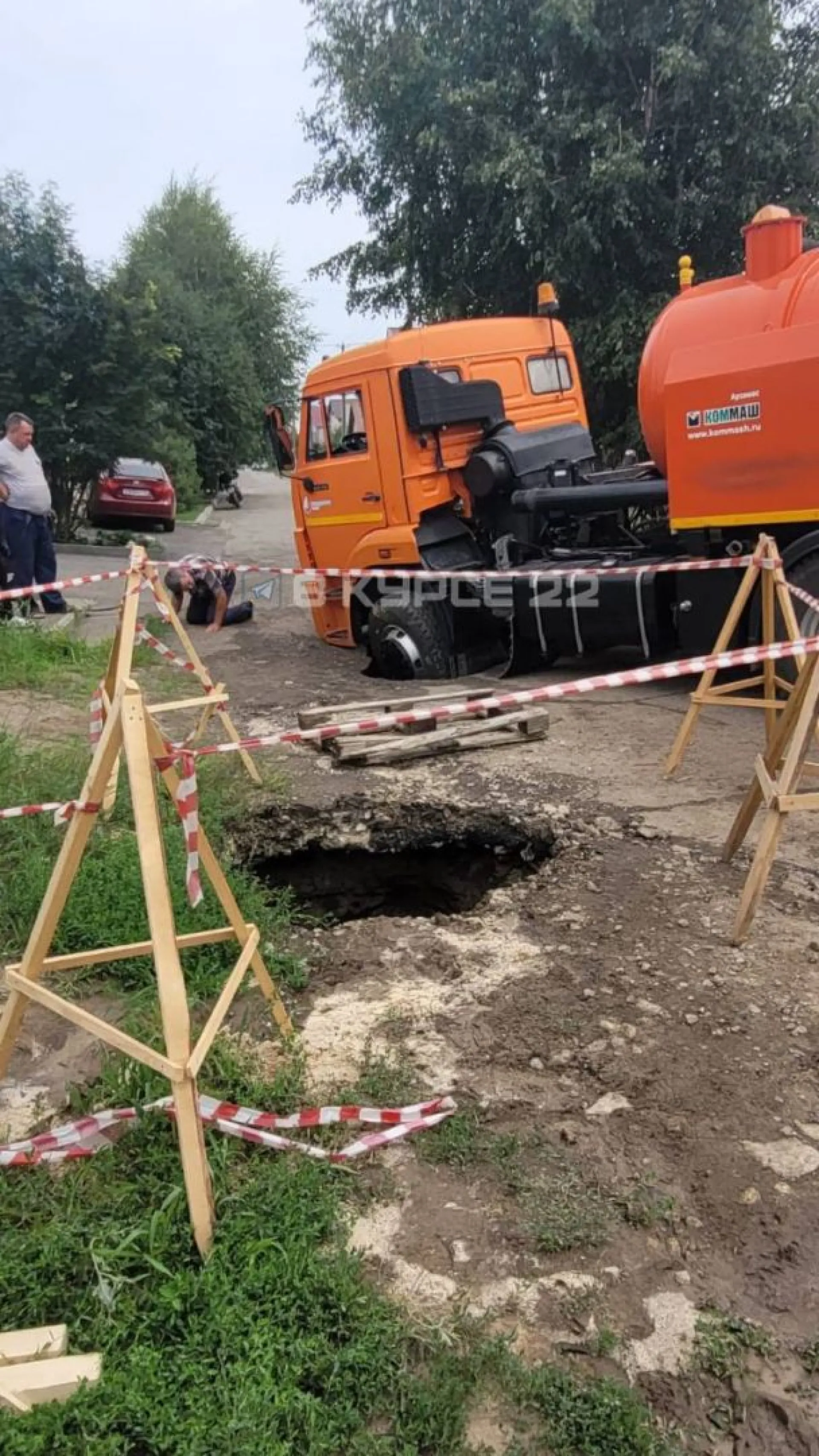 Женщина и автомобили провалились под асфальт в Барнауле